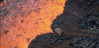 L’Etna sort de son calme avec une coulée de lave lente, rougeoyante et spectaculaire