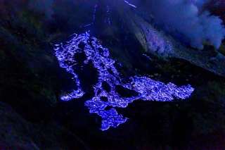Ce volcan offre l’un des spectacles les plus étranges et rares de la planète : une intense lumière bleue en surgit la nuit