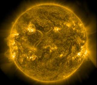 Cette tache solaire grandit à une vitesse folle… et vient de déclencher l’une des plus puissantes éruptions du cycle