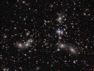Un trou noir né avant sa galaxie ? Ce « petit point rouge » défie les astronomes
