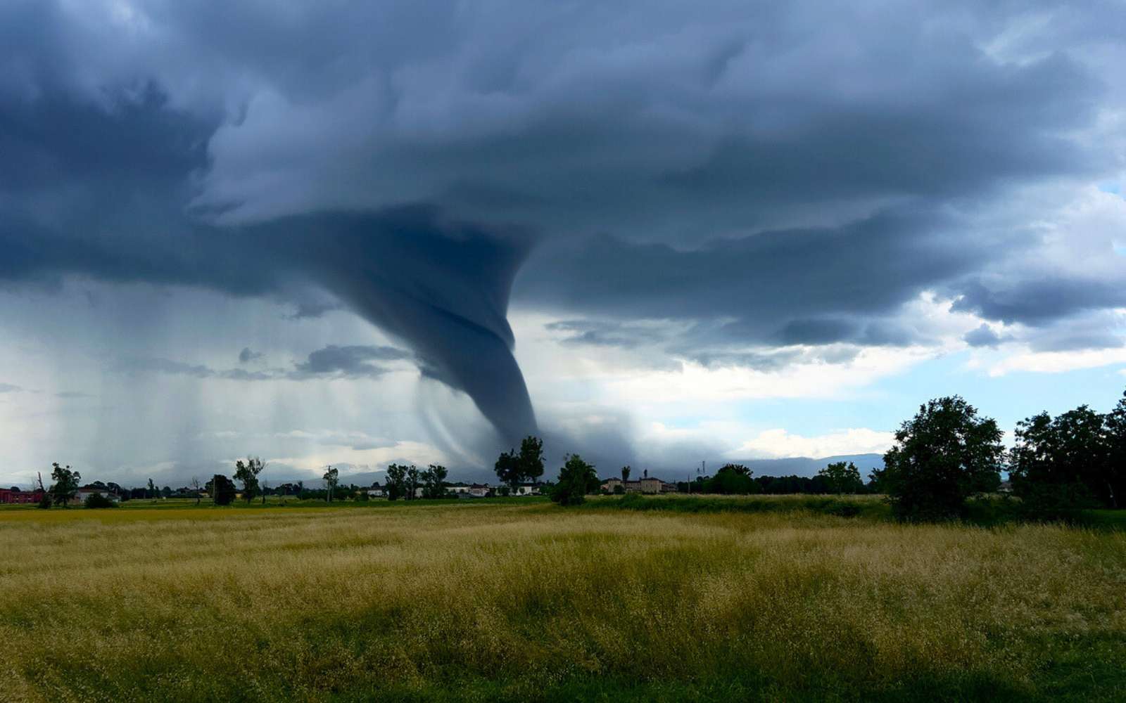 Une tornade emporte un bébé… et le dépose vivant à un endroit totalement inattendu