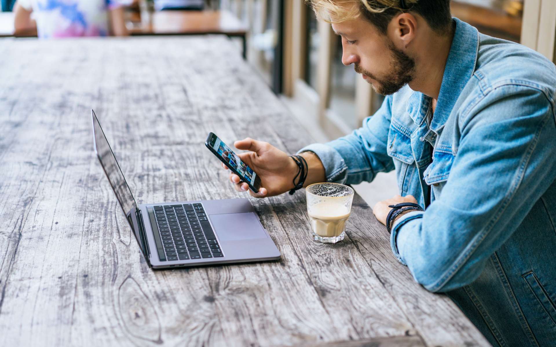 CyberGhost vs Surfshark : le meilleur deal pour protéger plusieurs appareils