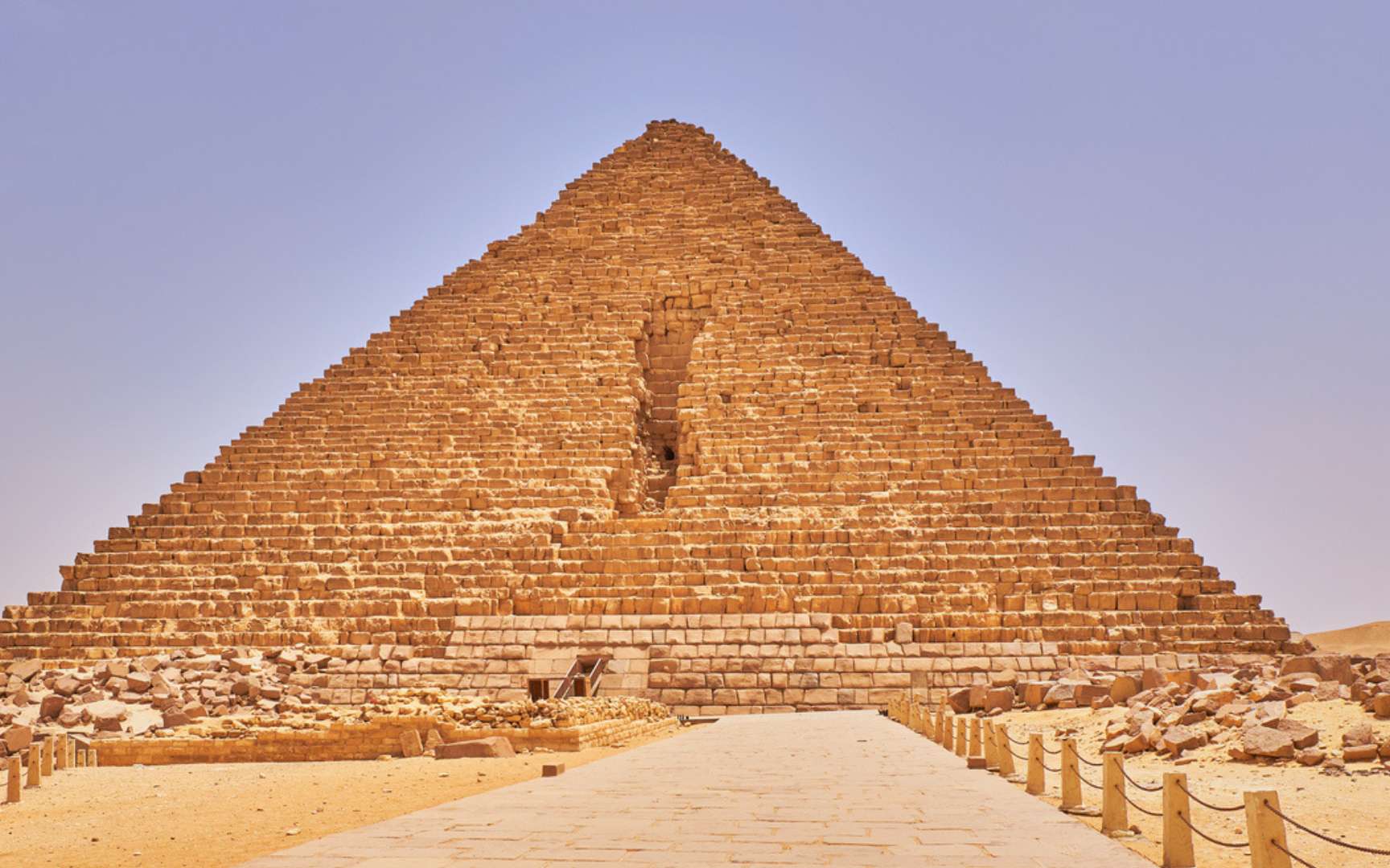 Deux cavités cachées depuis 4 500 ans dans la pyramide de Mykérinos : les scientifiques pensent tenir la piste d'une entrée oubliée