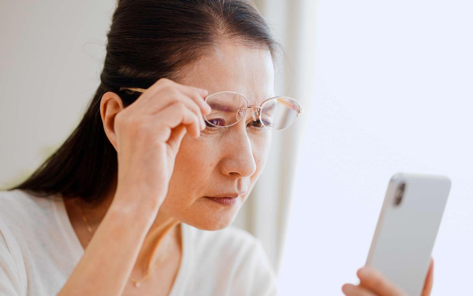 Presbytie : ces gouttes promettent jusqu'à 10 heures de vision nette de près, sans lunettes !