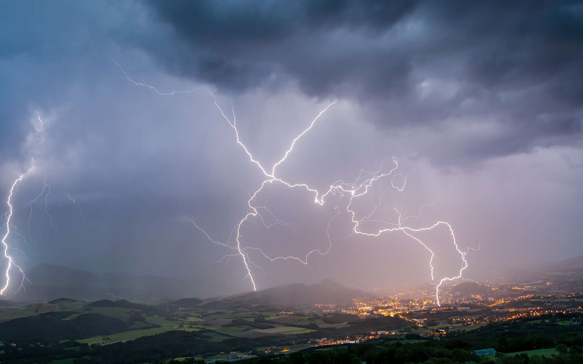 Après la canicule, la France bascule dans trois jours de chaos météo : voici les régions les plus exposées
