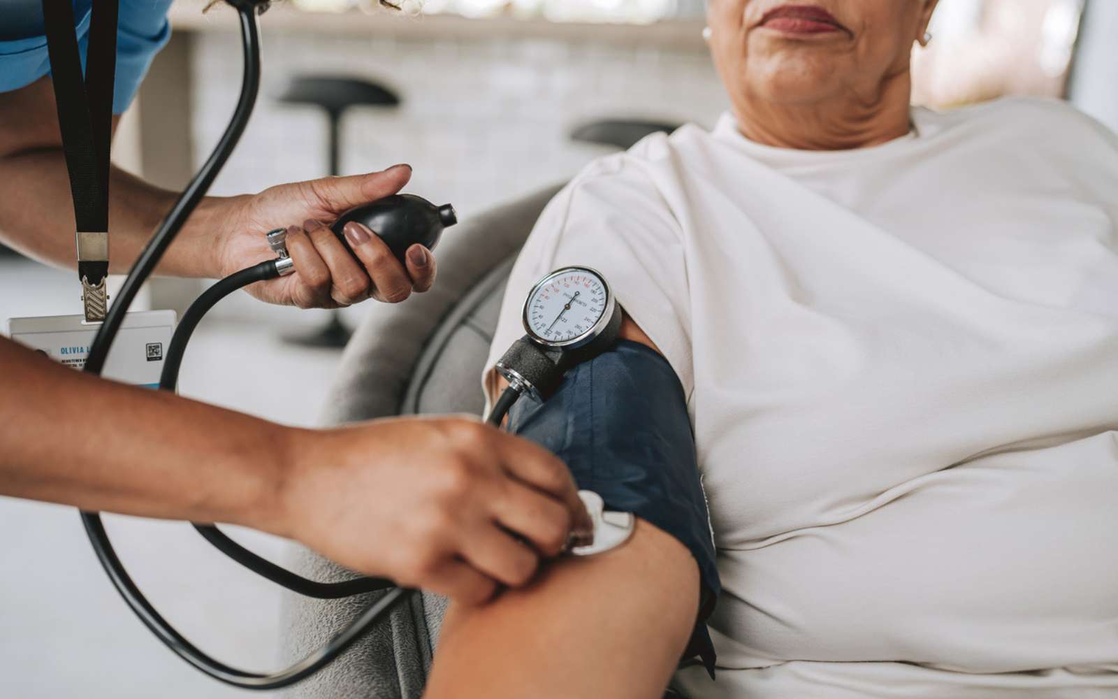 Hypertension : pourquoi les femmes résistent mieux avant la ménopause ?