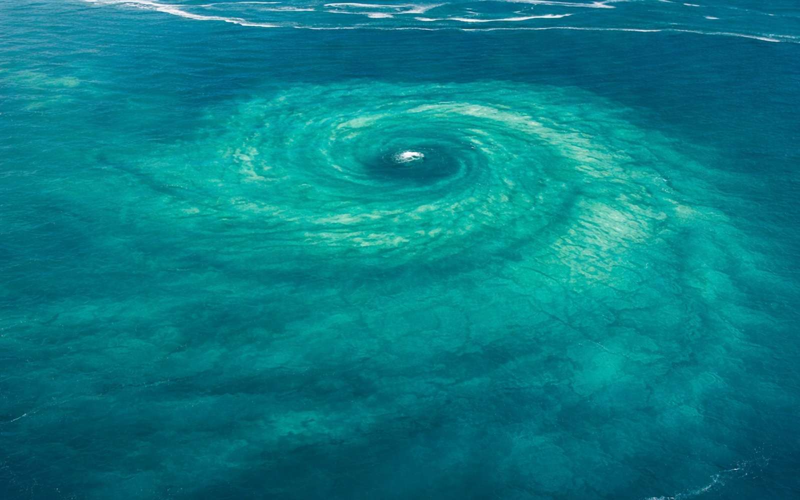 C'est du jamais vu : un drone révèle une « tornade sous-marine » géante que personne ne voit depuis l'eau