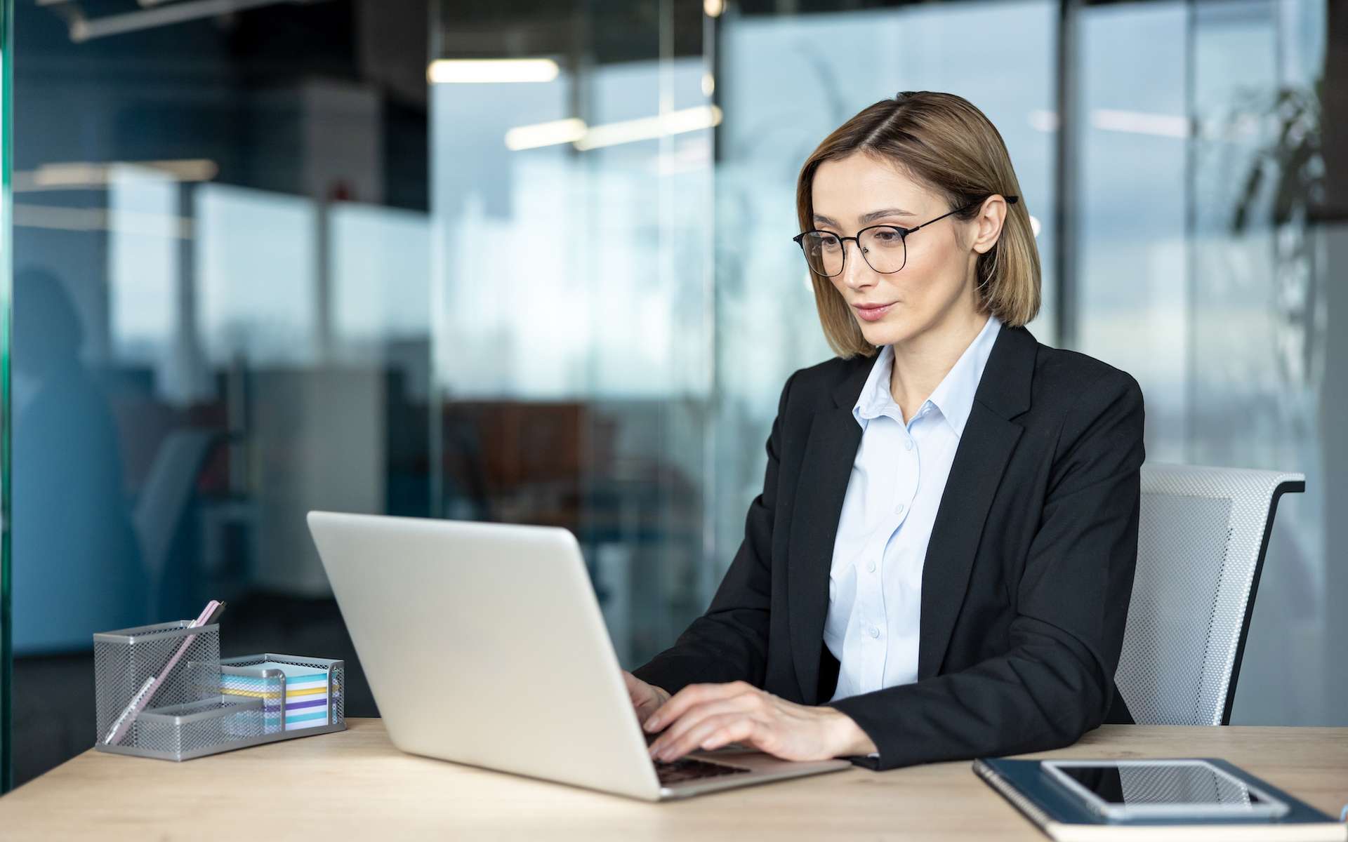 Vous travaillez voûté devant un écran ? Votre dos n’est pas le seul à subir cette posture