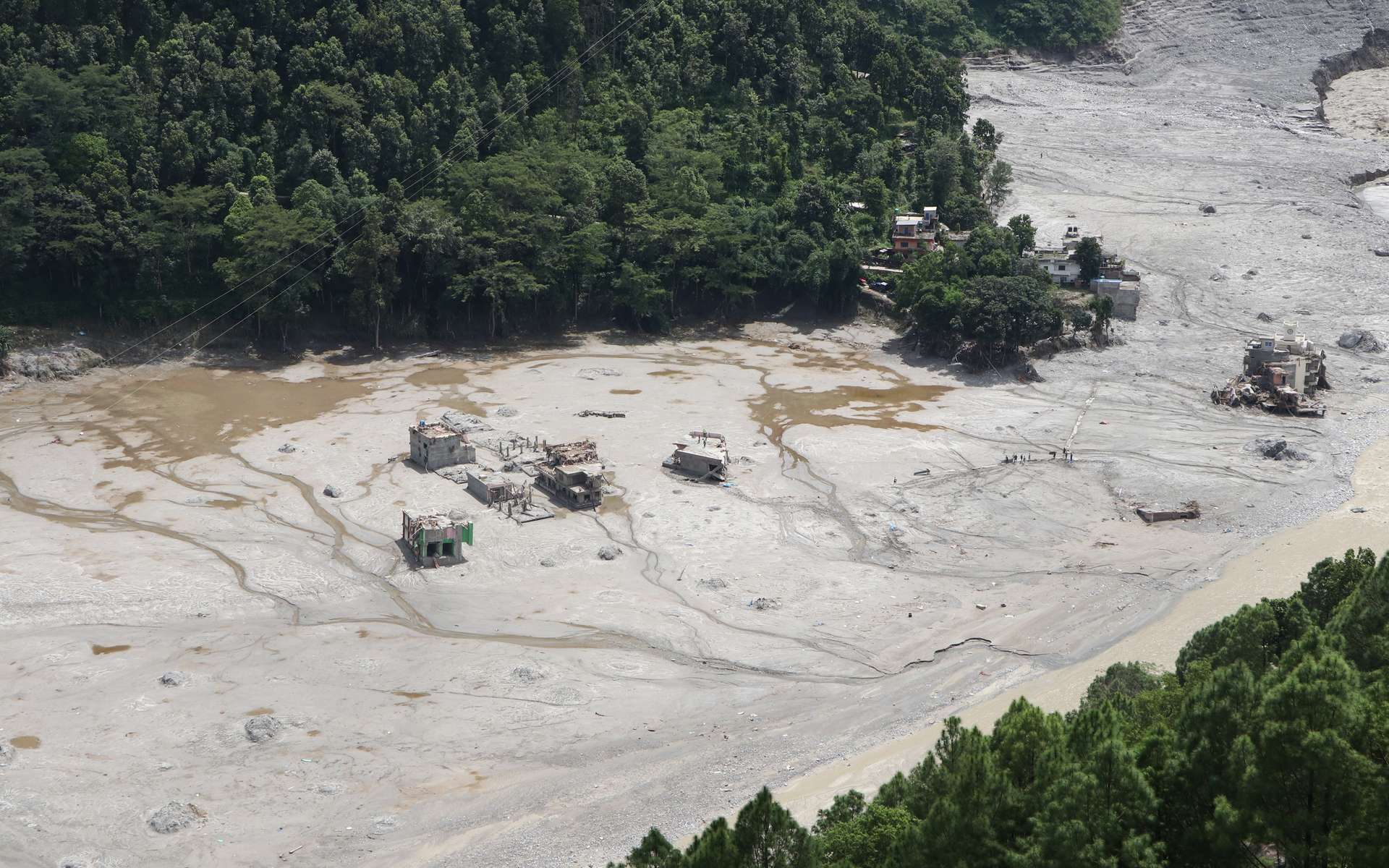 « Nous avons fui vers la forêt » : au Népal, une vague de boue dévastatrice surprend des villages en pleine nuit
