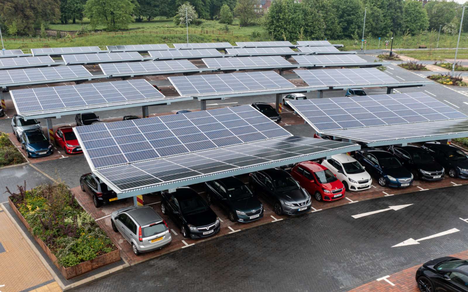 Dès 2026, certains parkings devront se couvrir de panneaux solaires… voici pourquoi
