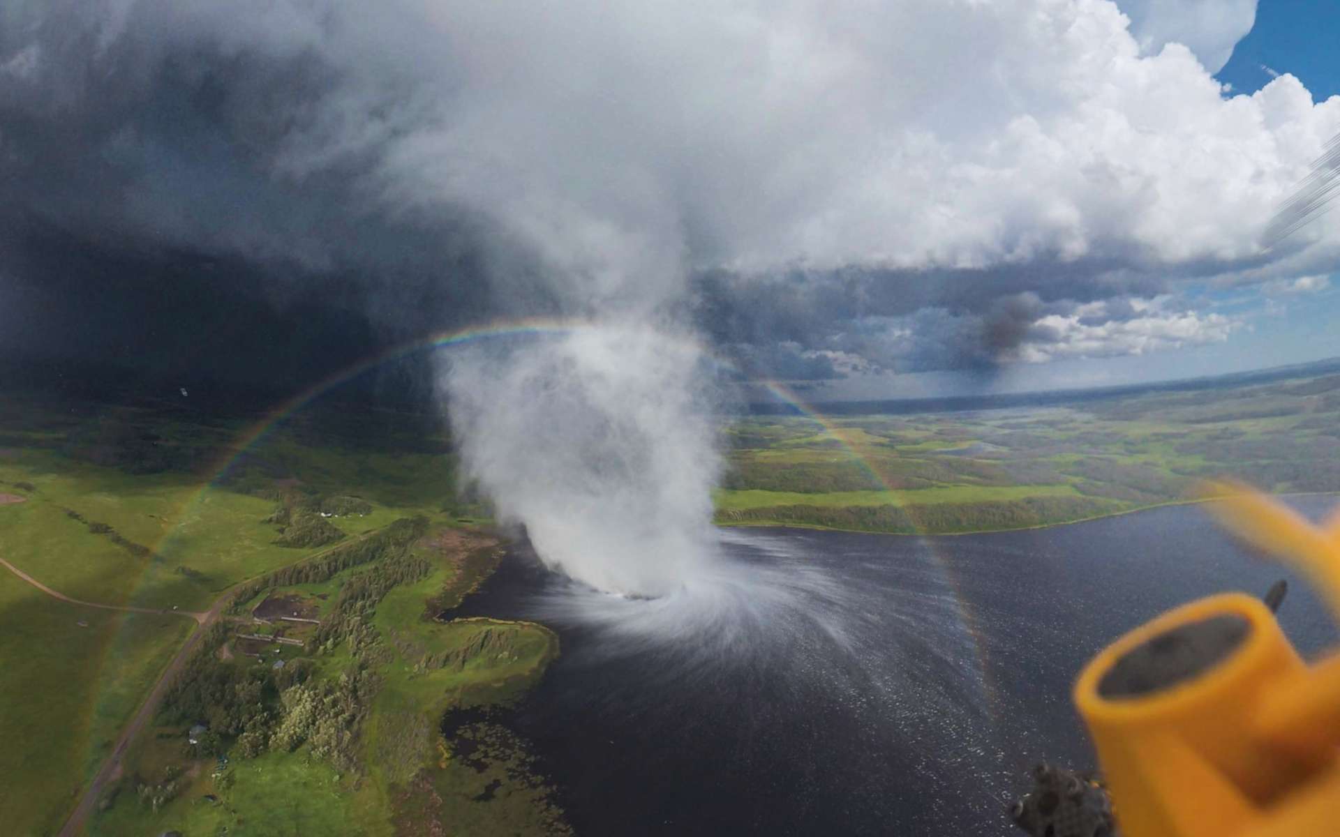 Au coeur d'une supercellule, un drone filme une tornade emporter tout sur son passage dans une violence sidérante