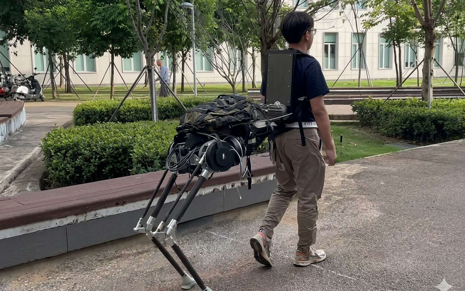 Votre sac à dos est trop lourd ? Ce robot vous transforme en centaure bionique