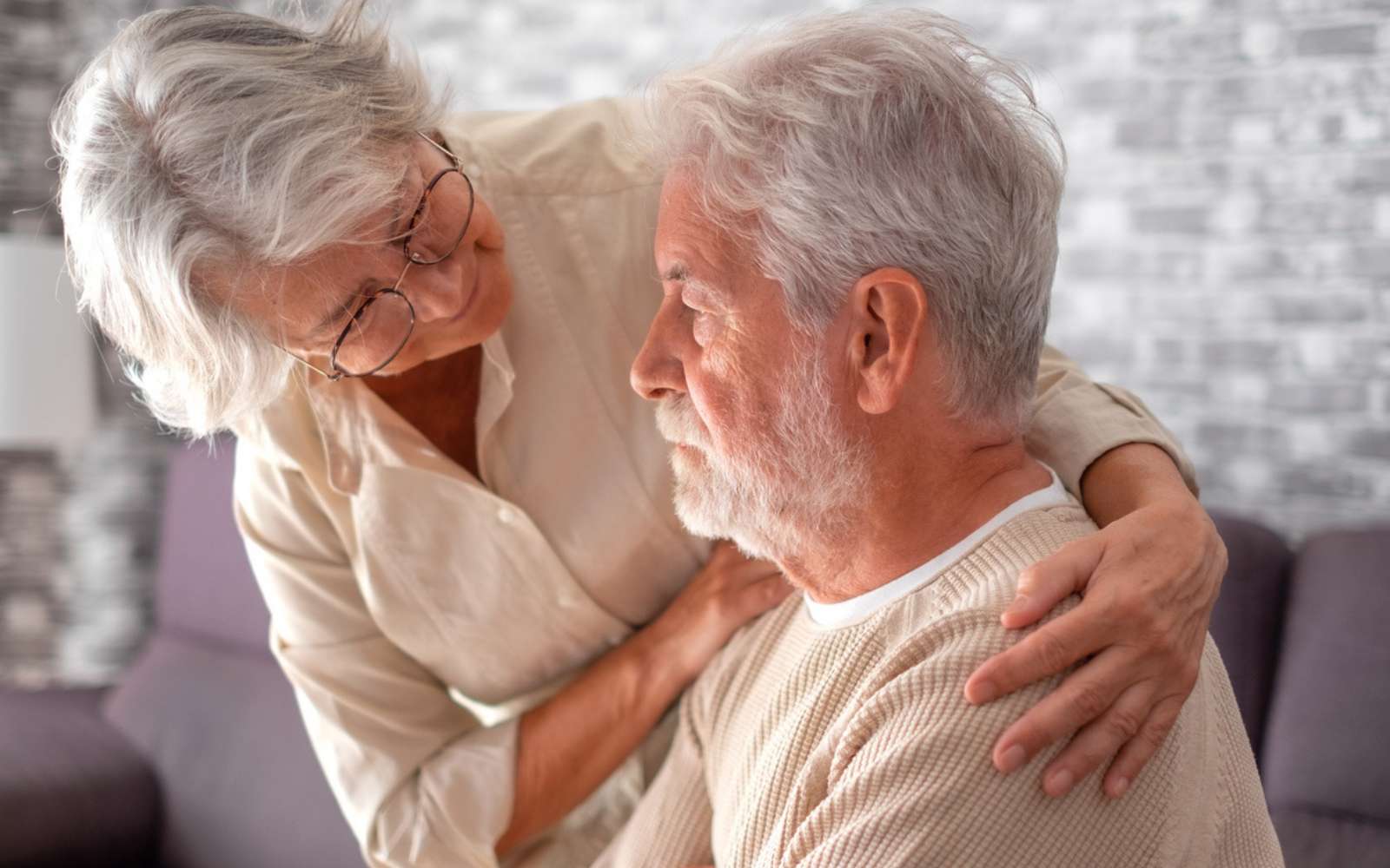 « Ne le forcez pas à se souvenir » : ce qui aide vraiment un proche Alzheimer