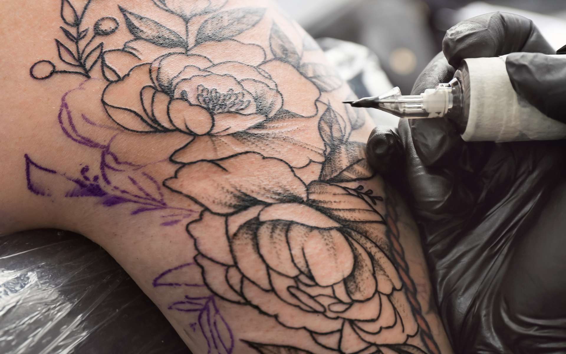 Les tatouages ont explosé... et un type de cancer aussi : une étude dévoile un lien troublant
