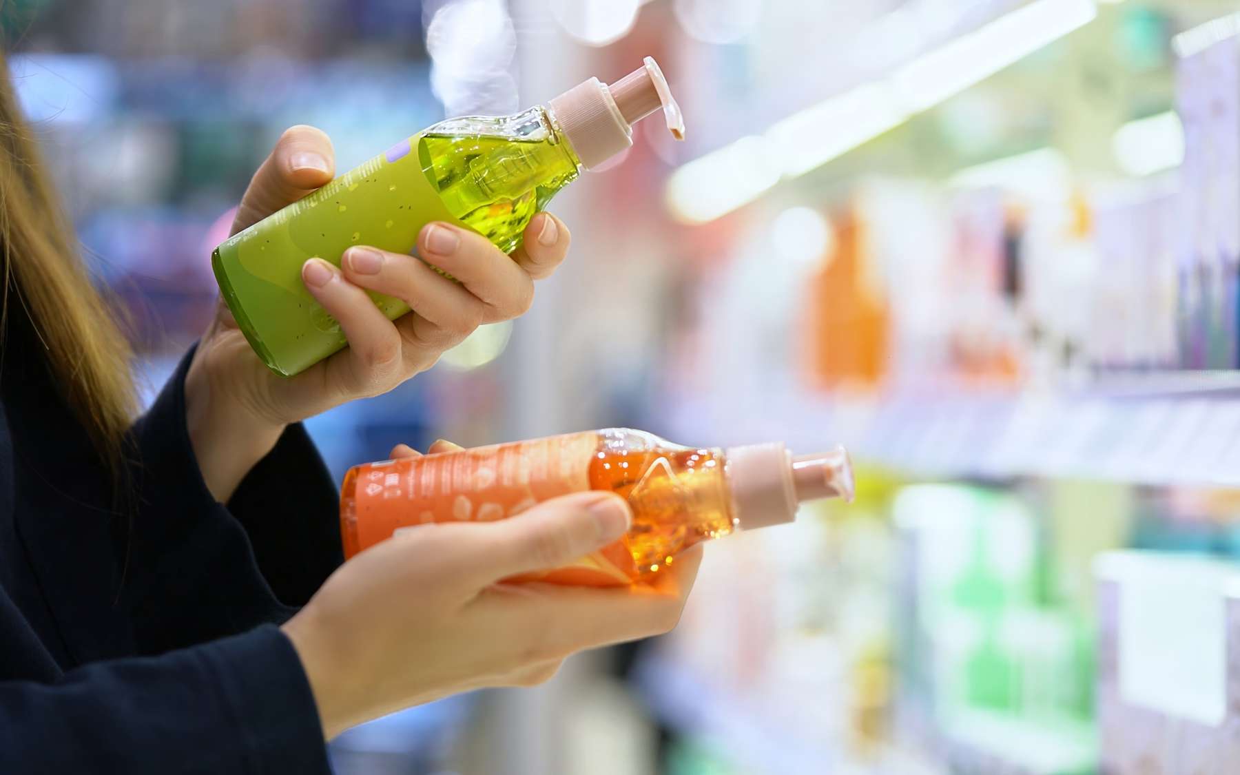 Alerte sous la douche : ce que votre shampoing cache vraiment sous l’étiquette