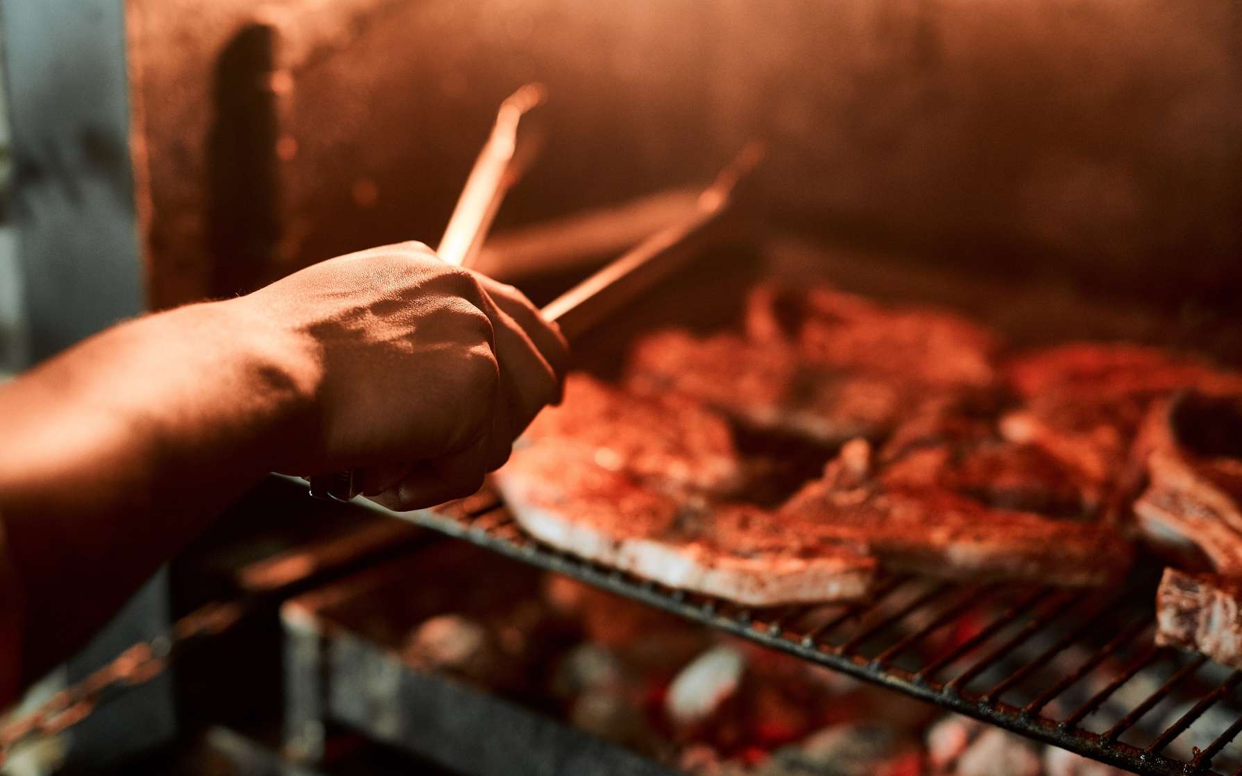 Plus de protéines dans l’assiette ? La nouvelle pyramide alimentaire de Robert F. Kennedy Jr. fait réagir les experts