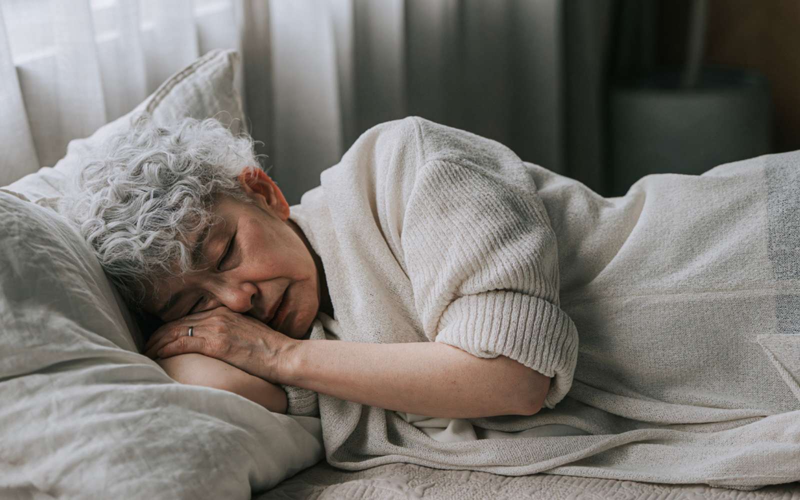 Maladie d’Alzheimer : le rôle essentiel du sommeil profond mis en lumière par les chercheurs