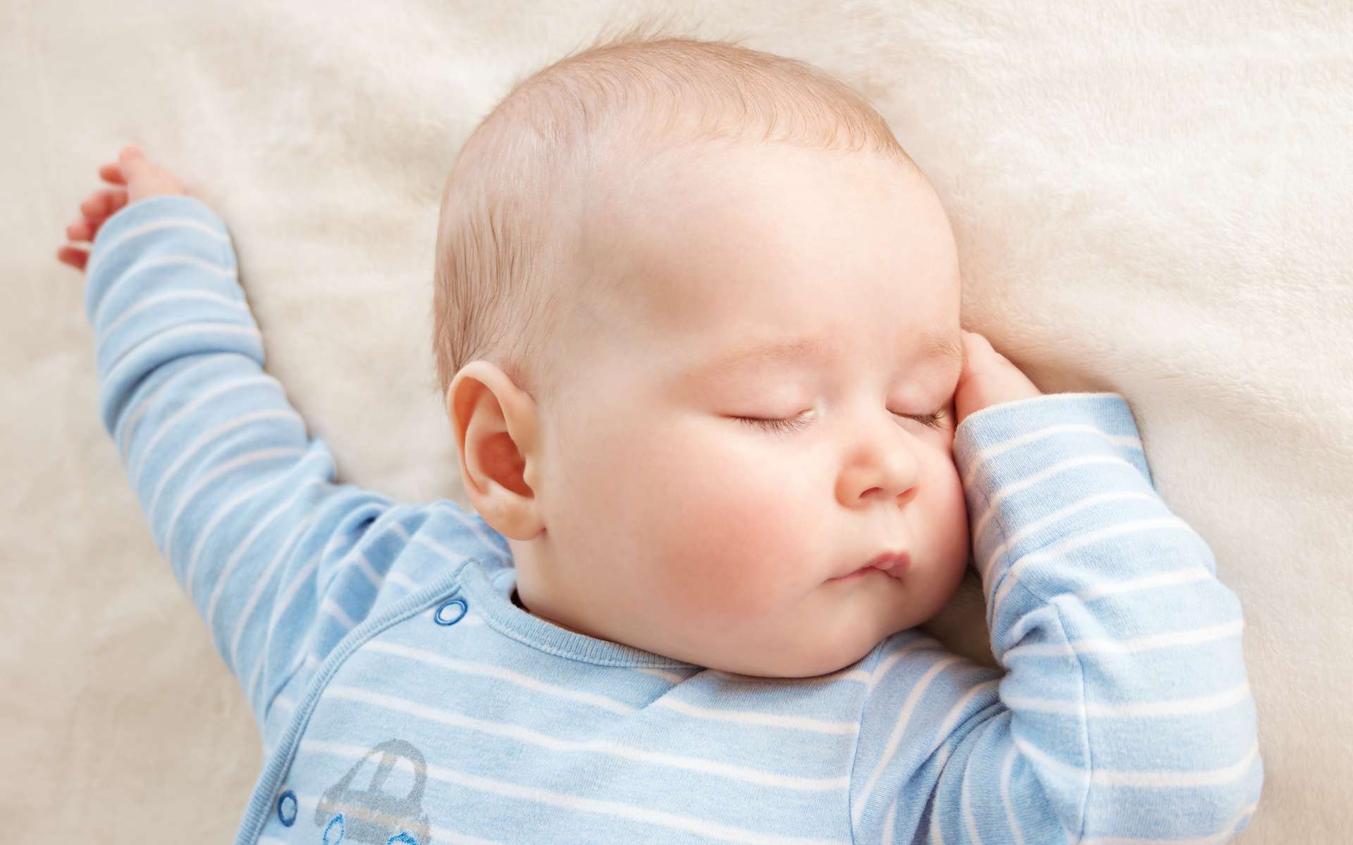 Lait maternel ou lait infantile : lequel favorise vraiment le sommeil des bébés ?