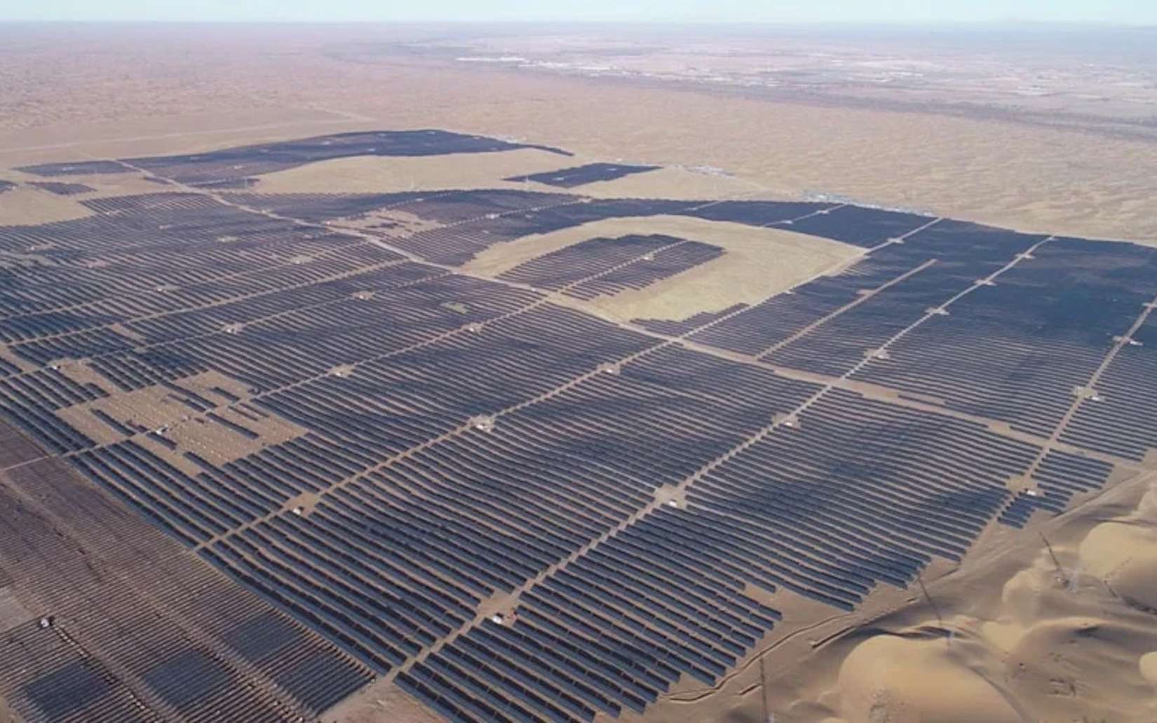 On voit déjà de l'espace la « Grande Muraille photovoltaïque » que la Chine construit dans le désert