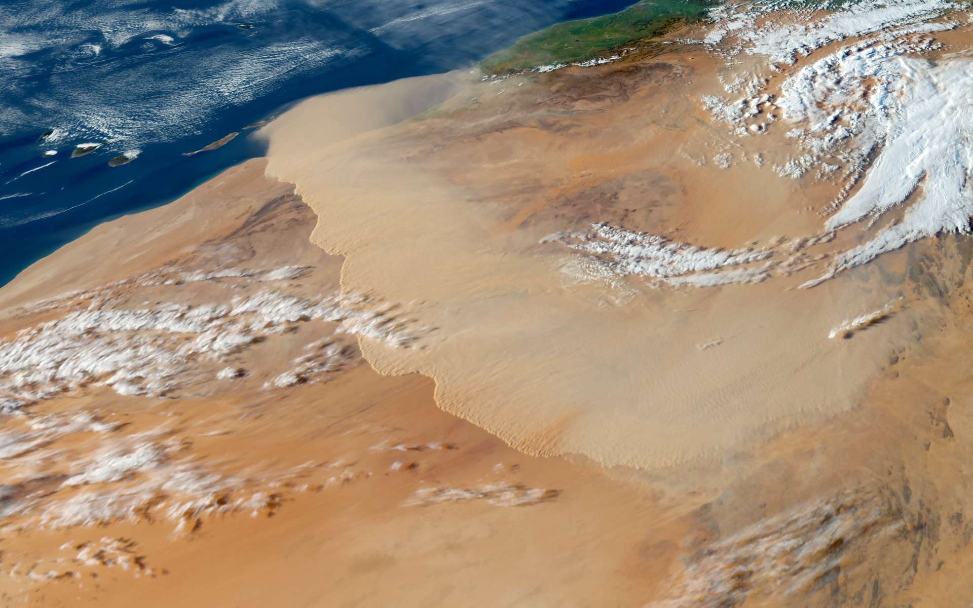 Ce mur de sable de 1 600 km s’est formé à cause du mistral… et les images sont folles