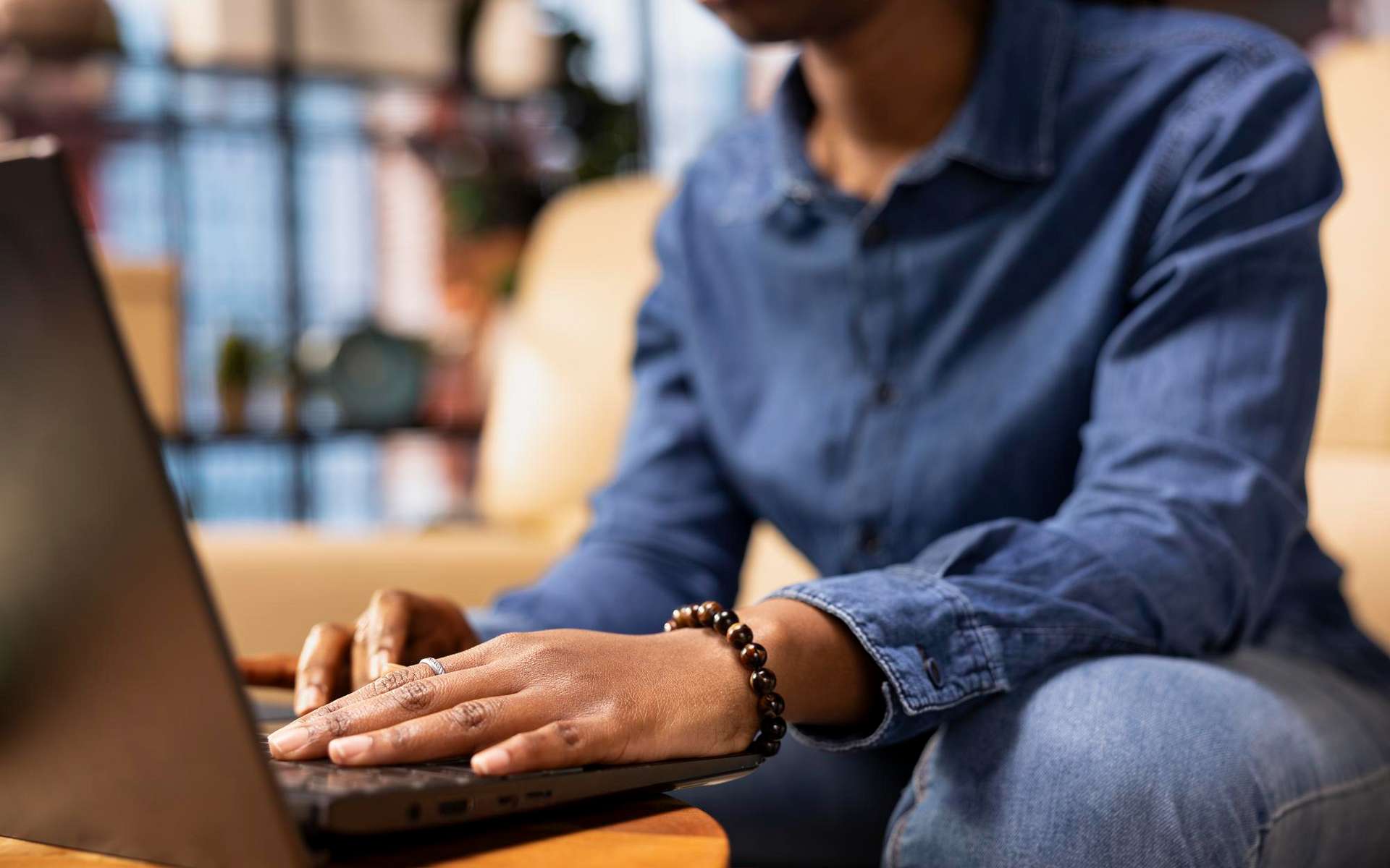 CyberGhost vs ExpressVPN Basique : quel VPN choisir à moins de 3 €/mois ?