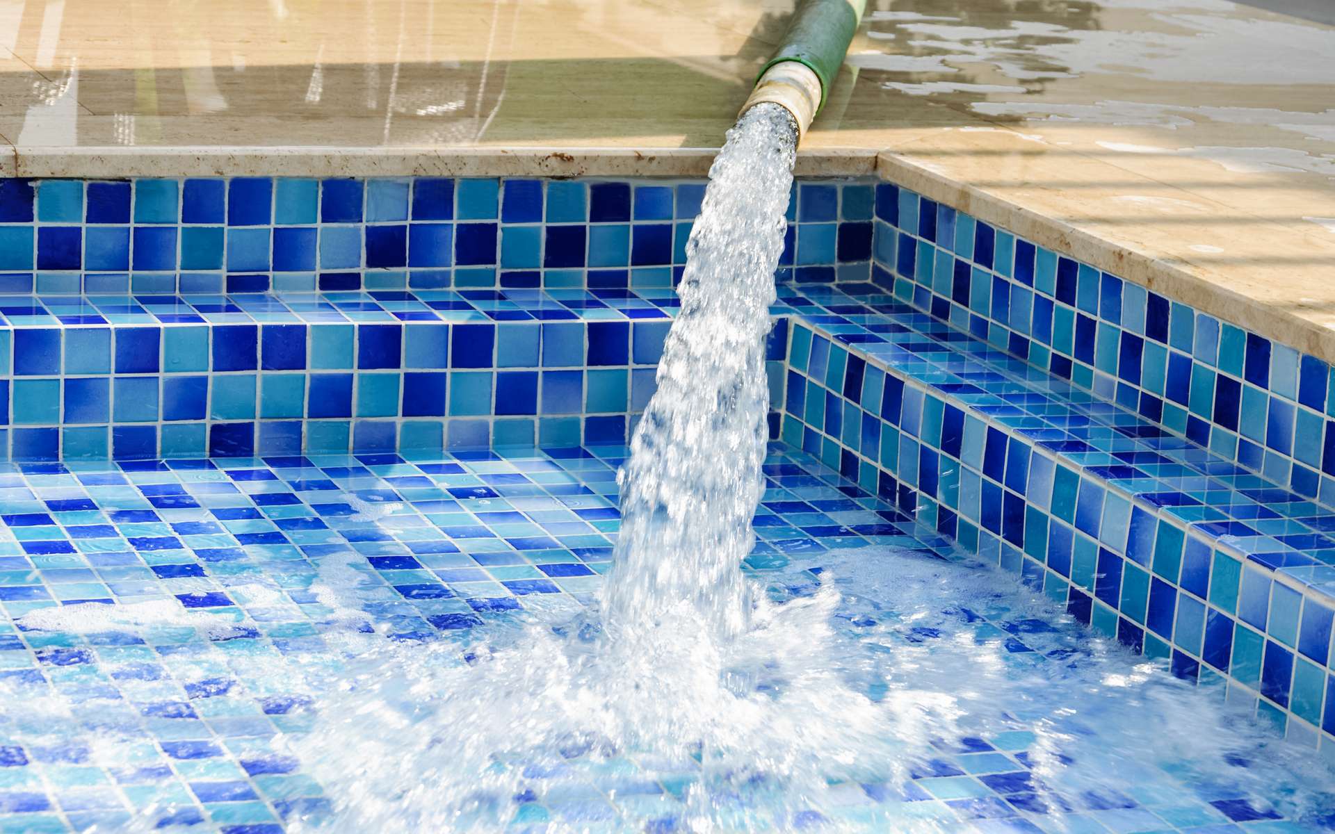Jusqu’à 1 500 euros d’amende : remplir sa piscine est désormais interdit dans ces départements français