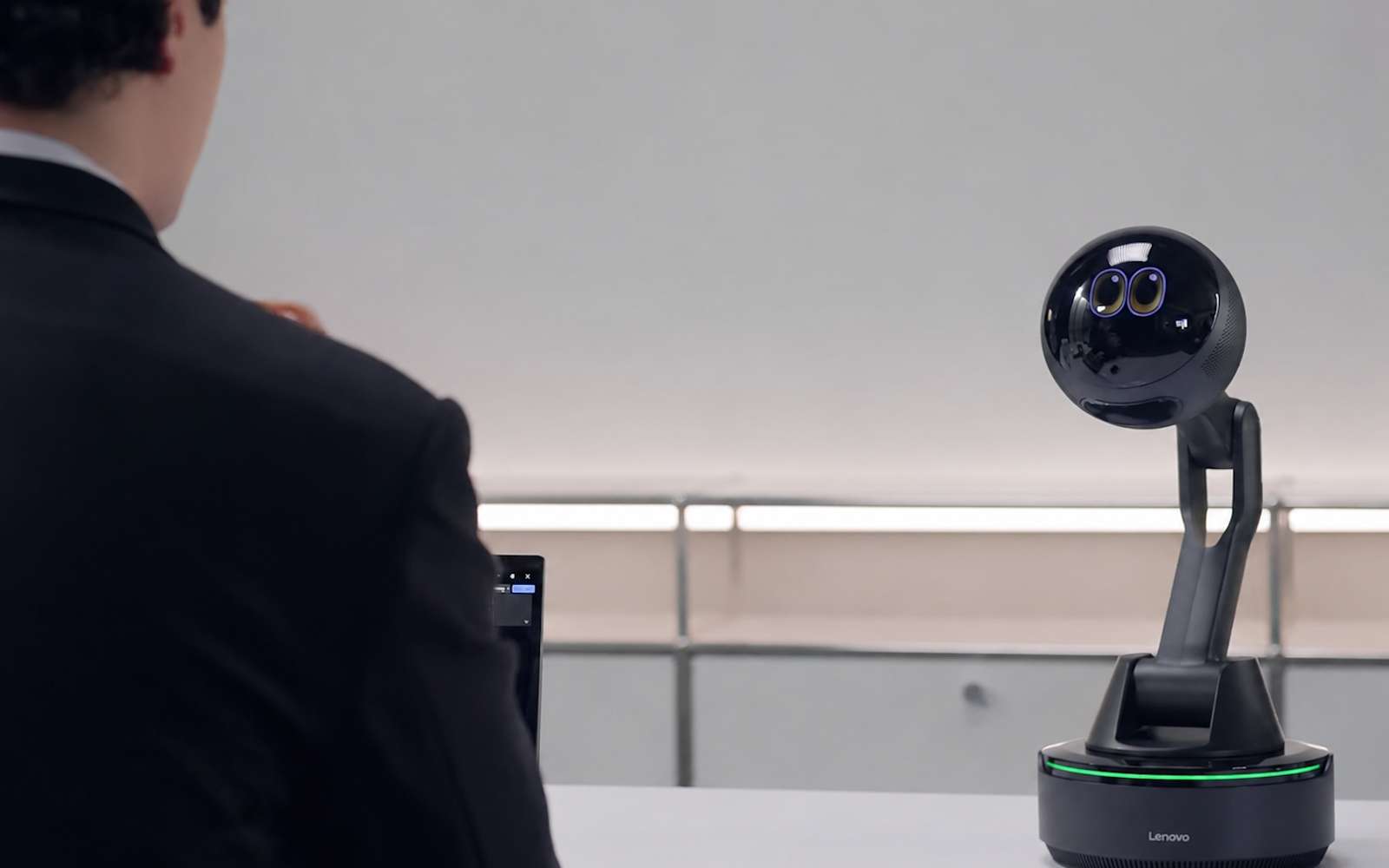 Ceci n'est pas une lampe : Lenovo veut installer un robot IA directement sur votre bureau