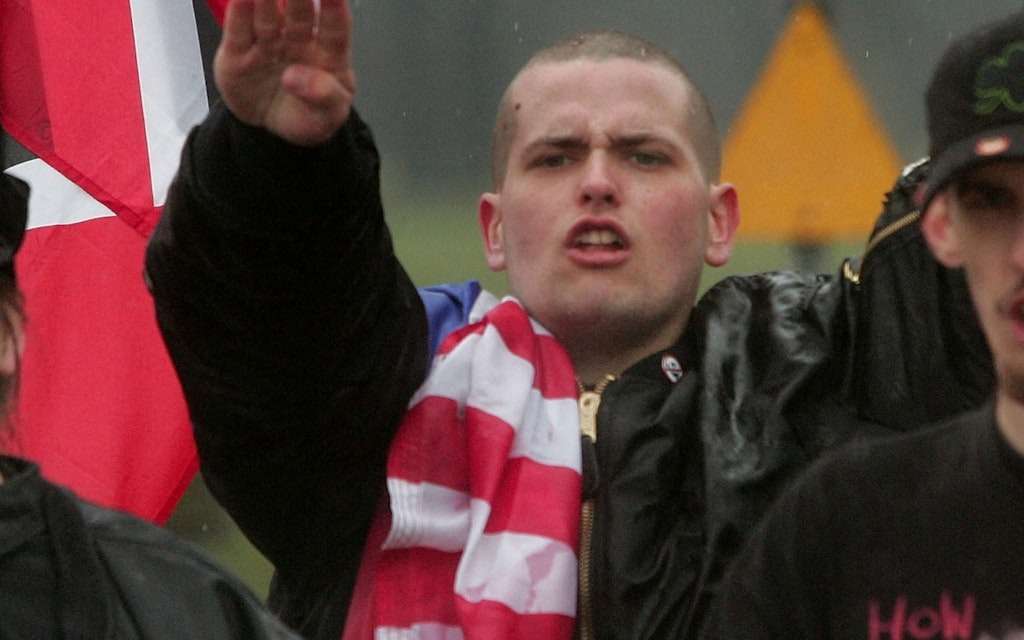 Les néonazis, pionniers du numérique : des tracts imprimés aux chatbots, une radicalisation 2.0