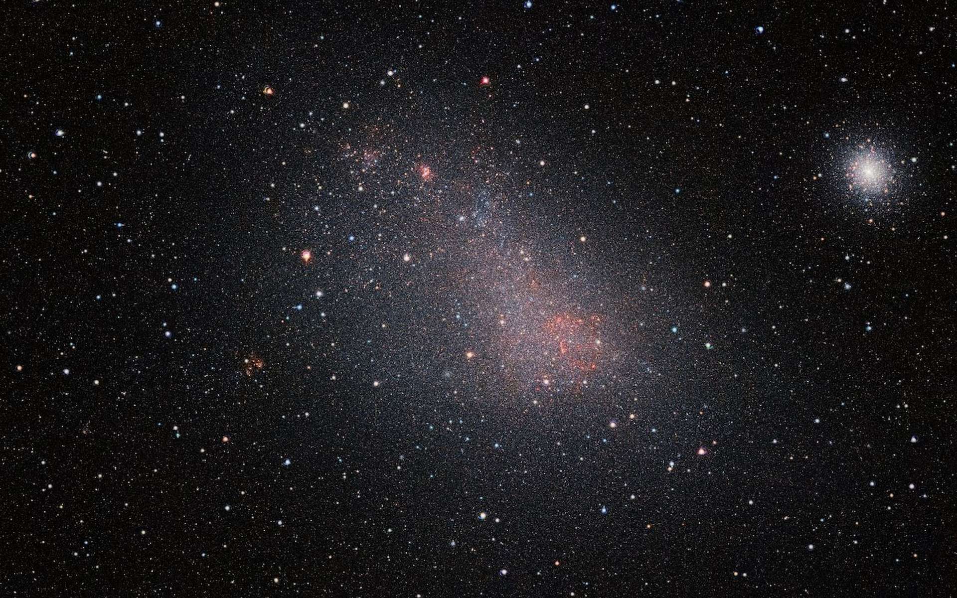 Quelque chose déforme cette galaxie depuis des milliards d'années, et les astronomes le voient enfin