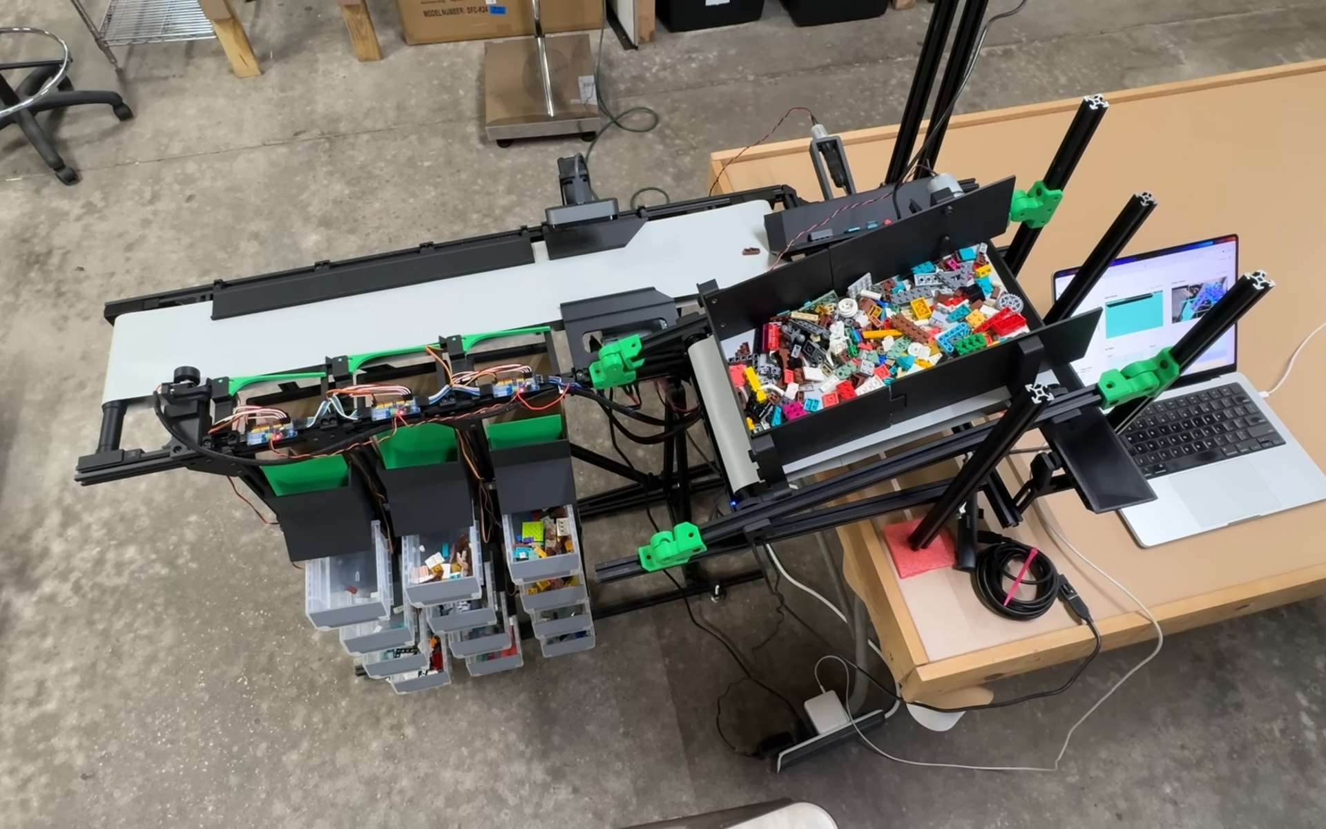 Fini la corvée du tri : ce youtubeur a créé une machine qui range vos Lego à votre place