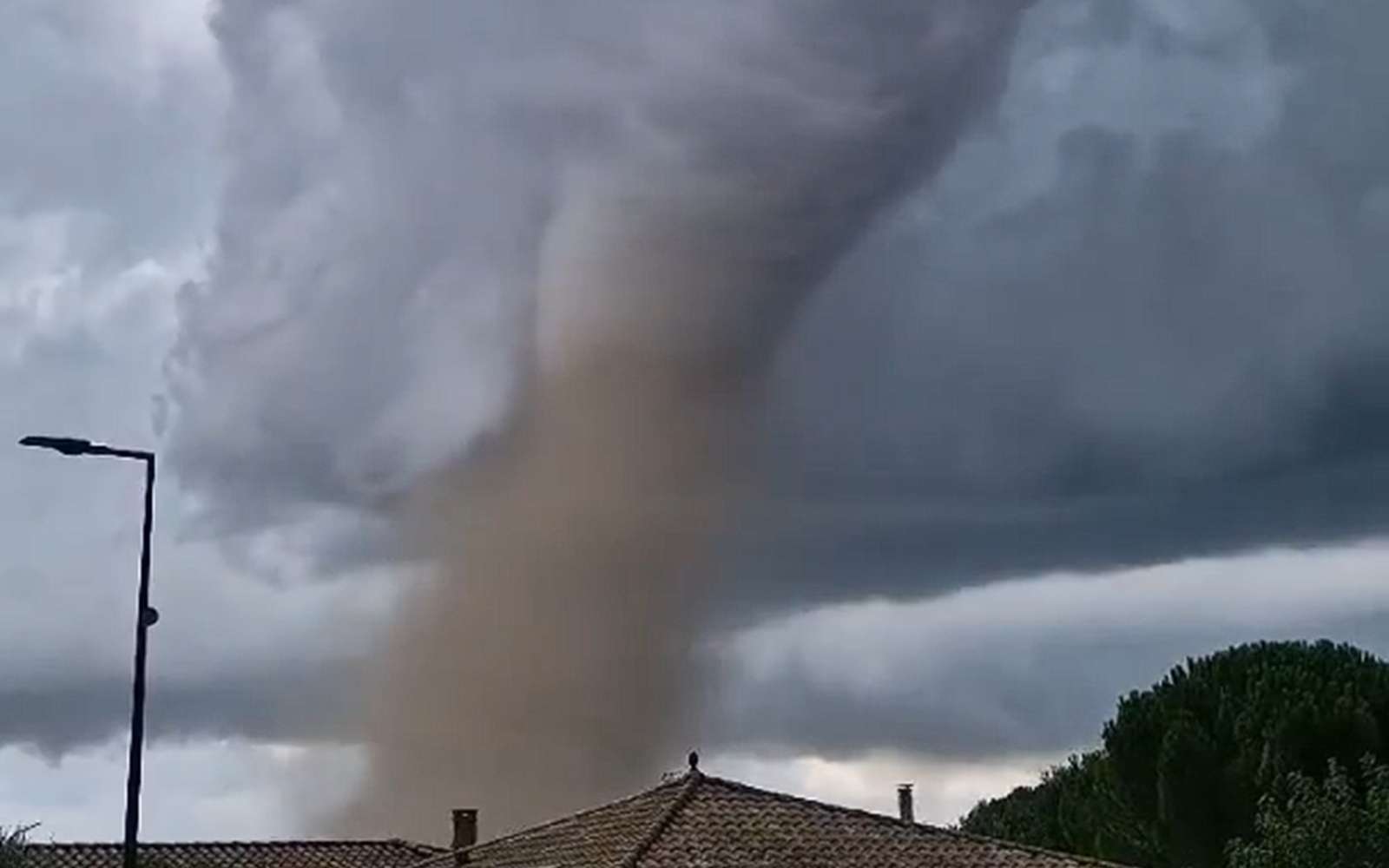 La tornade dans l'Aude a sidéré jusqu'aux chasseurs d'orages américains : comment expliquer un phénomène aussi puissant ?