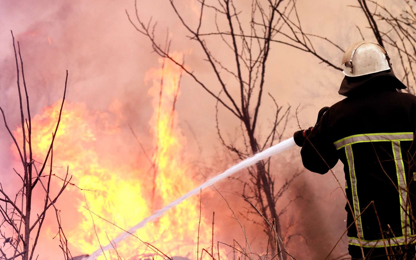 Le produit le plus efficace contre les incendies est aussi celui que les pompiers voudraient abandonner : voici pourquoi