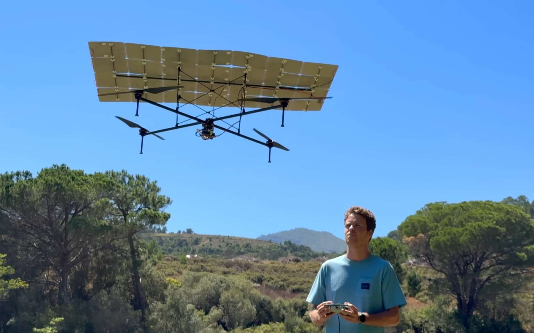 Il construit un drone solaire capable de tenir 5 heures... et ouvre la voie à un vol sans fin