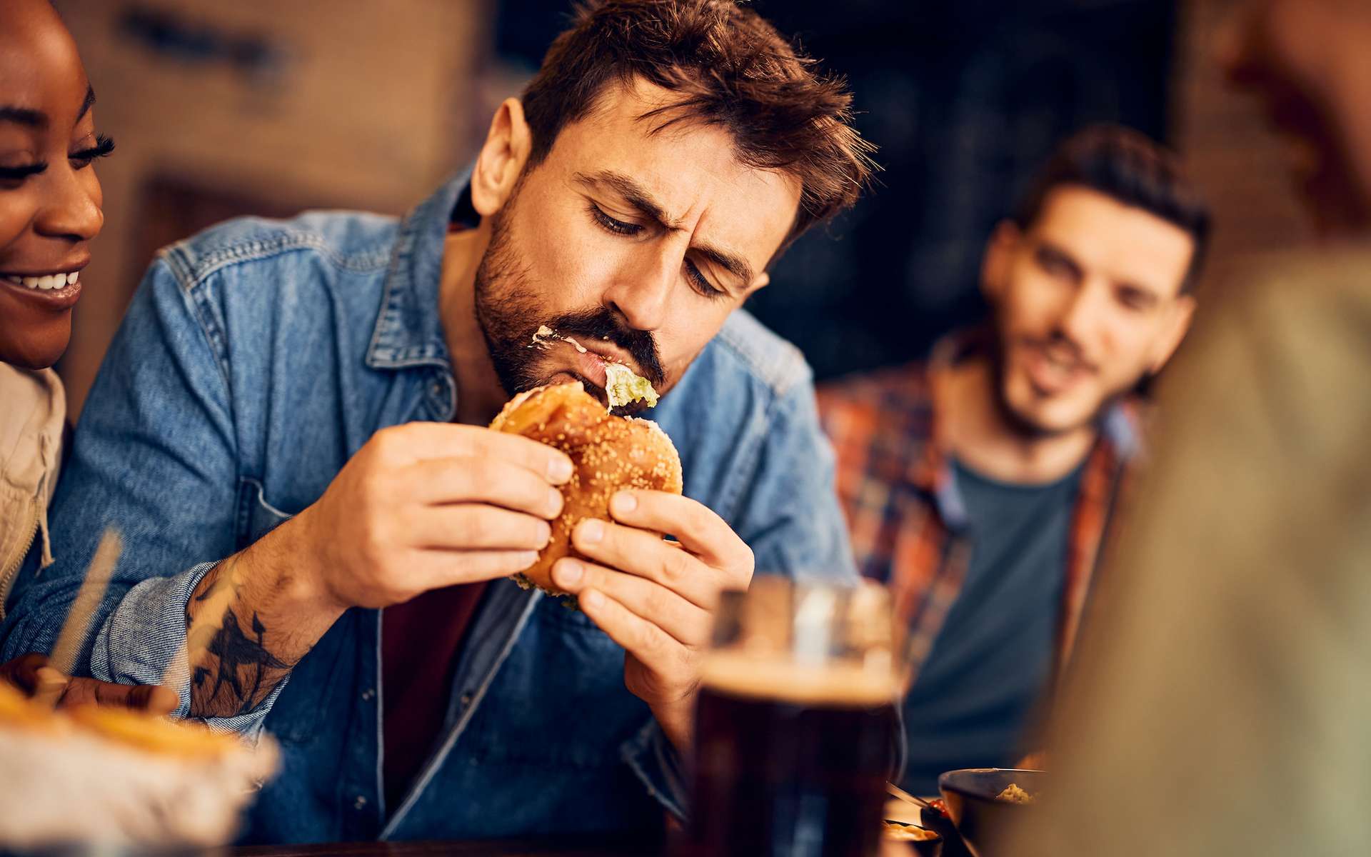 Patient bizarre : son alimentation est tellement grasse que du cholestérol suinte littéralement de sa peau !