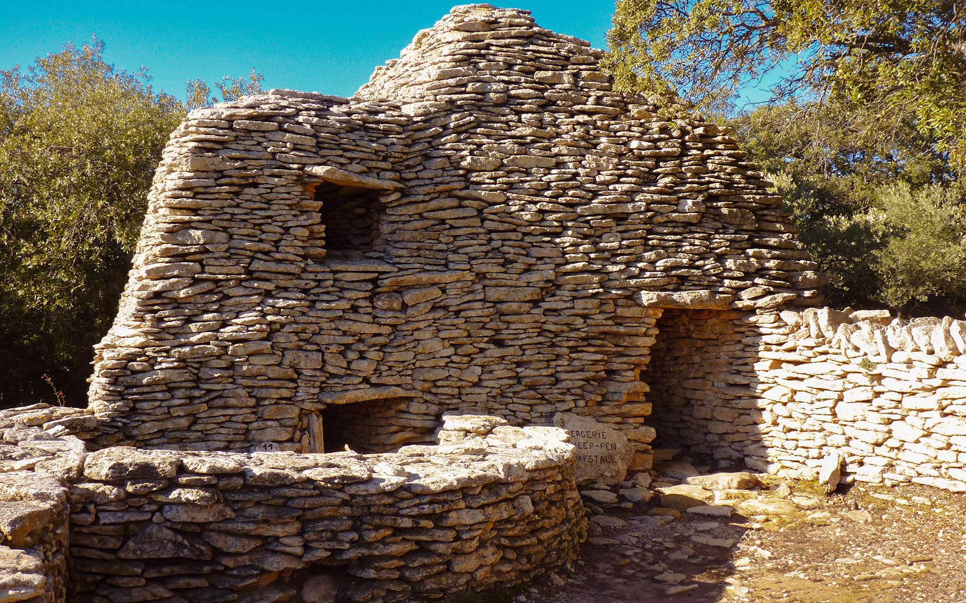 Pourquoi ces mystérieuses huttes de pierre de Gordes fascinent encore autant