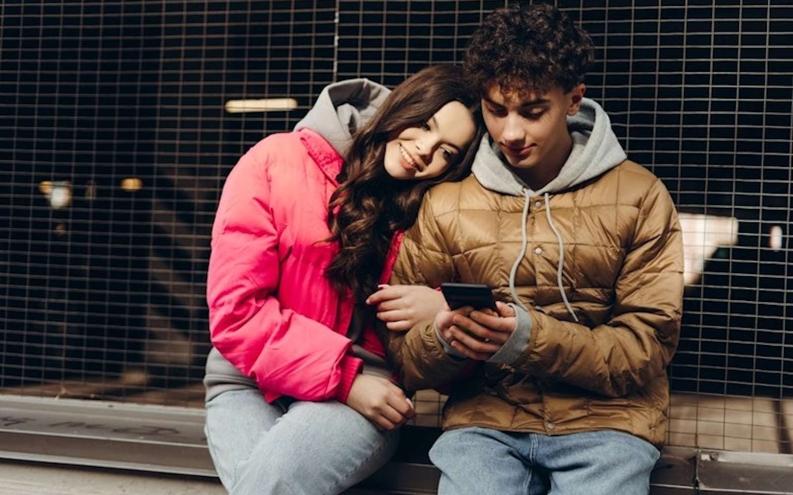 Les chercheurs identifient un « red flag » majeur dans les couples adolescents (et il concerne leur téléphone)