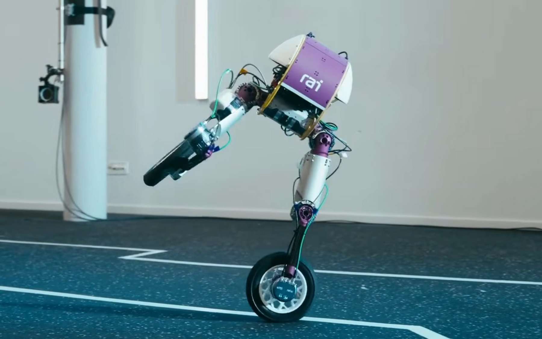 On voulait des robots qui marchent… Ce Roadrunner sur roues montre que c'était peut-être une erreur