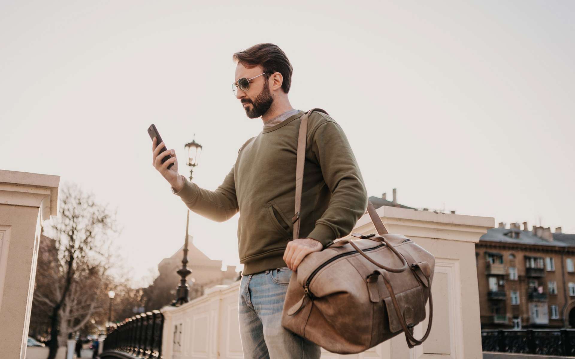 eSIM ou roaming : quelles différences et quelle option privilégier en voyage ?