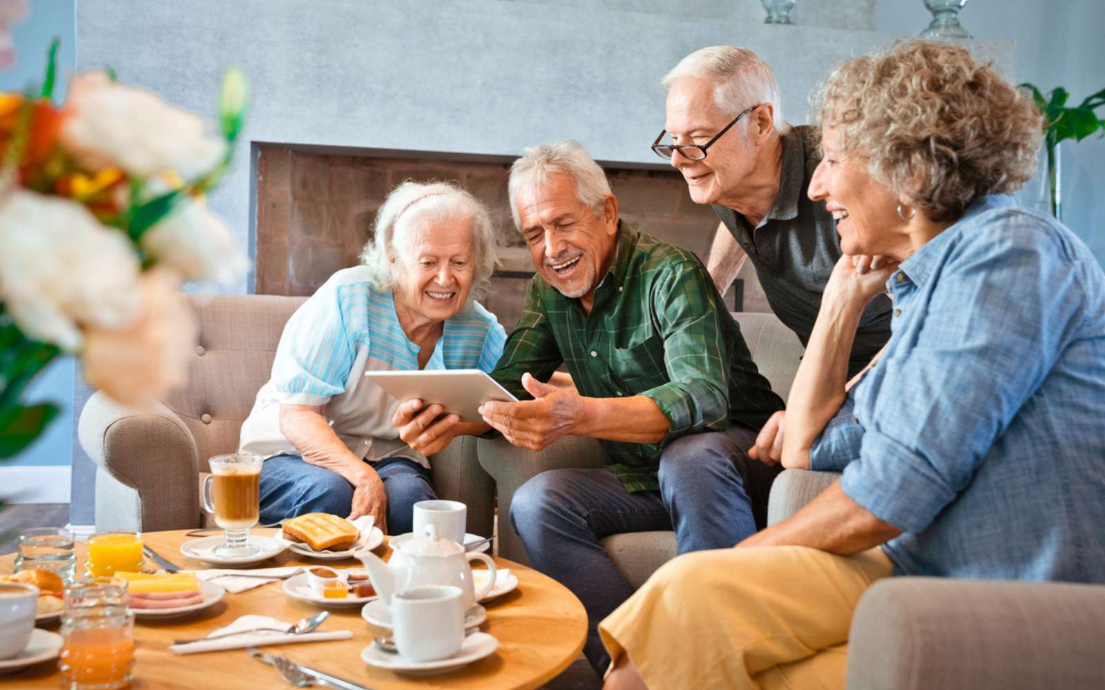 Alzheimer : les chercheurs découvrent un lien inattendu entre risque génétique et vie sociale