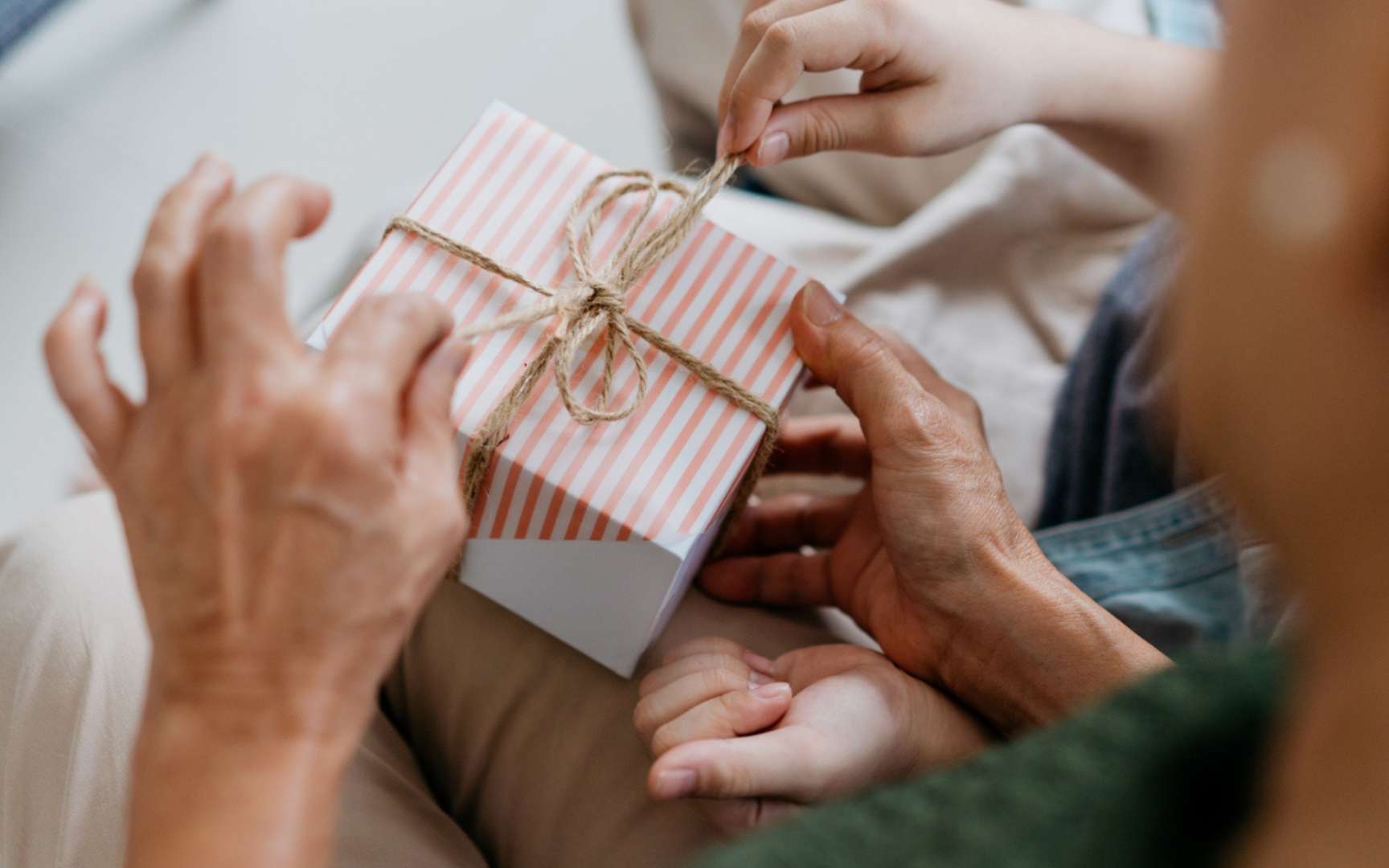 Quand un grand-parent vous tend un vieil objet, il vous transmet bien plus que ça