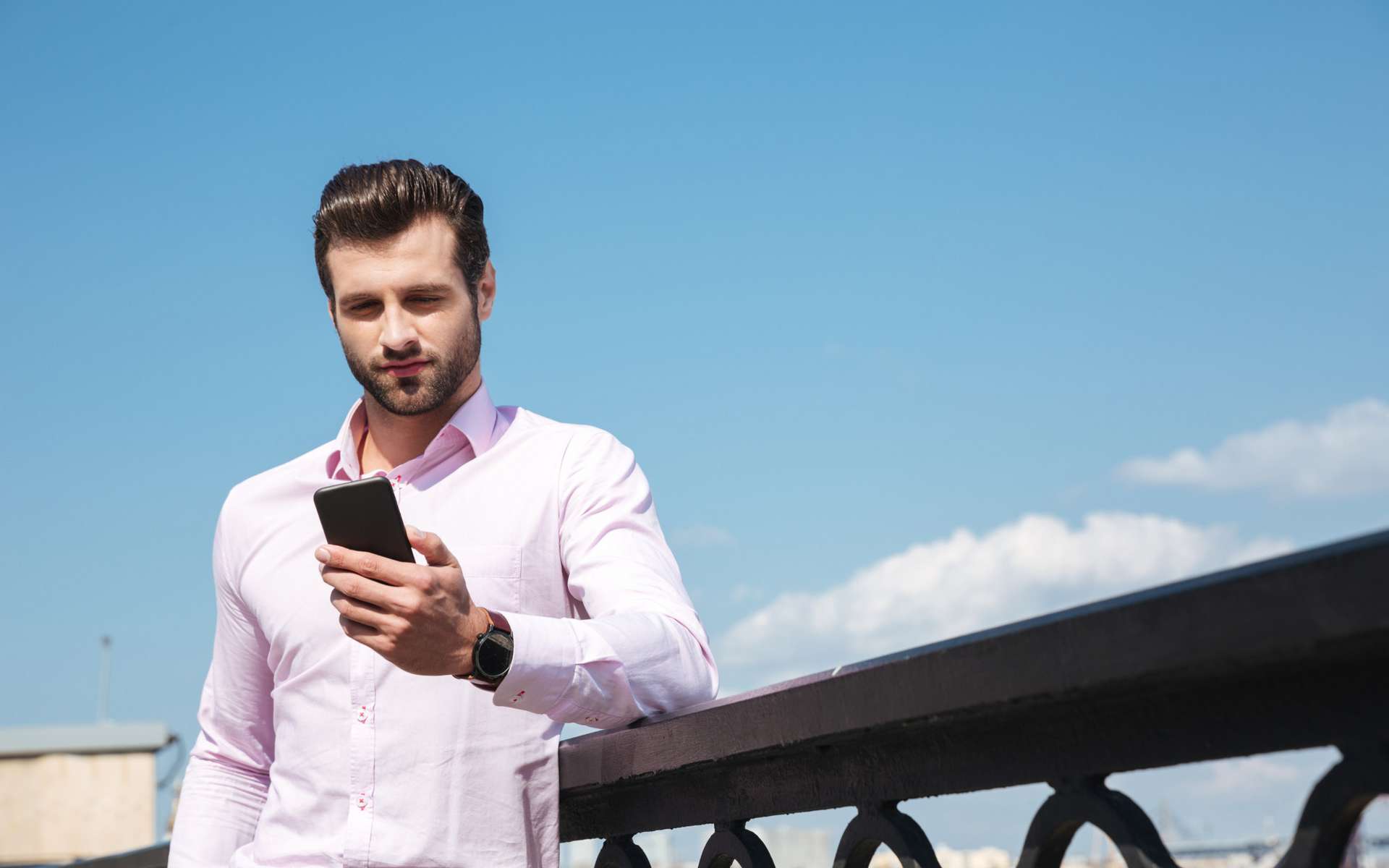 Voyage à Dubaï : choisir une eSIM pour rester connecté aux Émirats