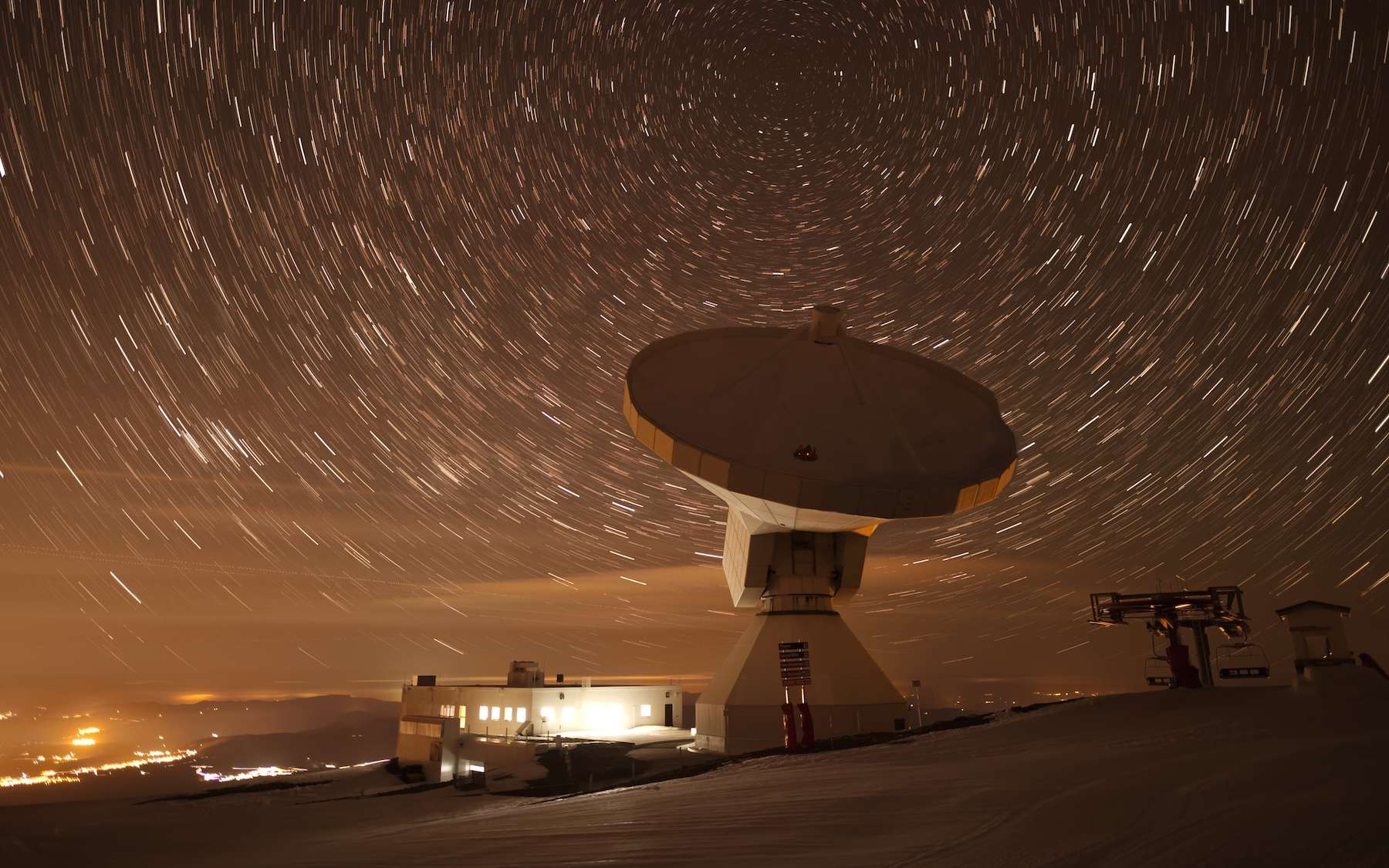 Un amas géant, caché par la poussière, vient d’être découvert aux confins du cosmos et dérange les modèles actuels