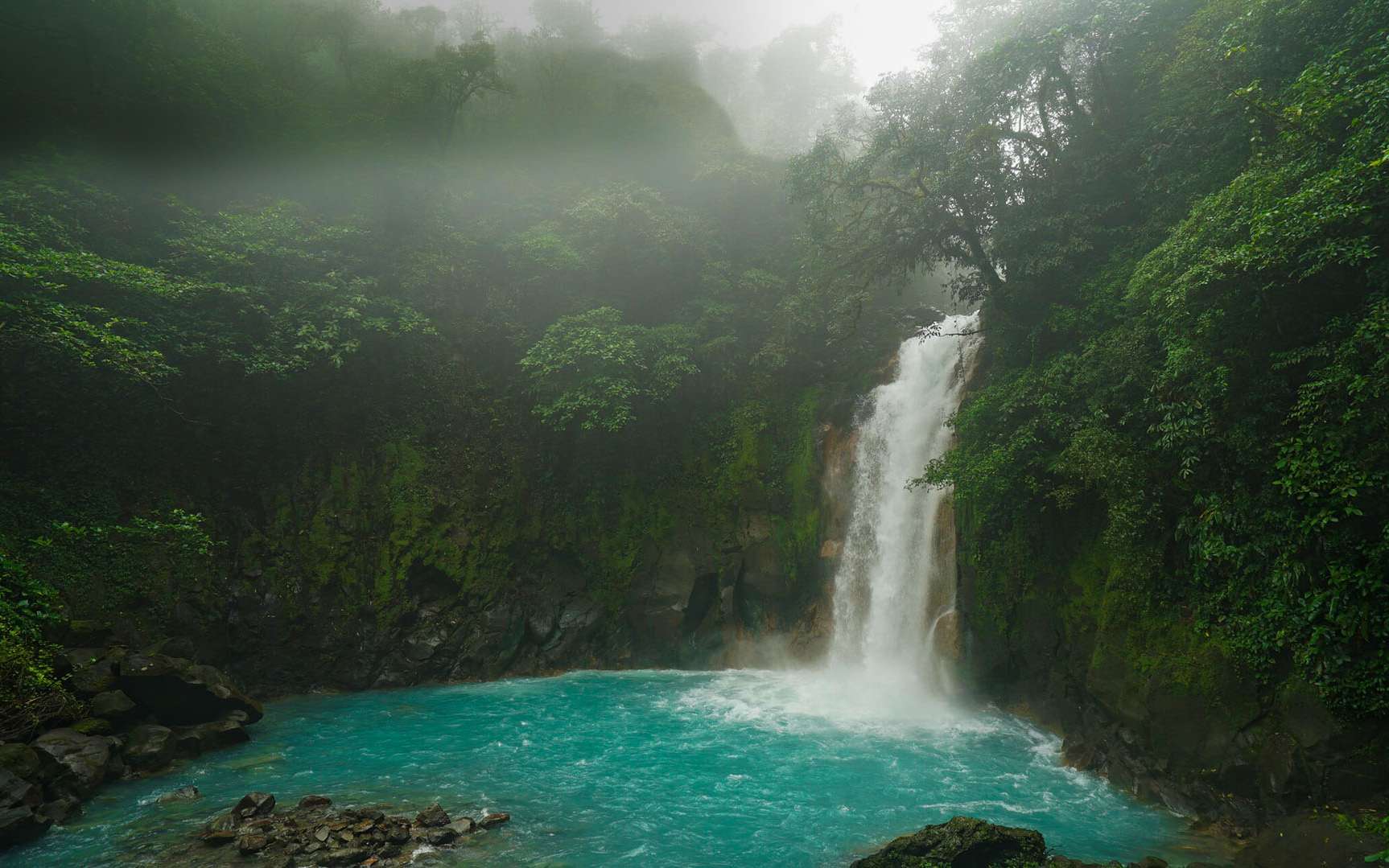 Spectaculaire : au Costa Rica, ces cascades aux eaux turquoise semblent irréelles