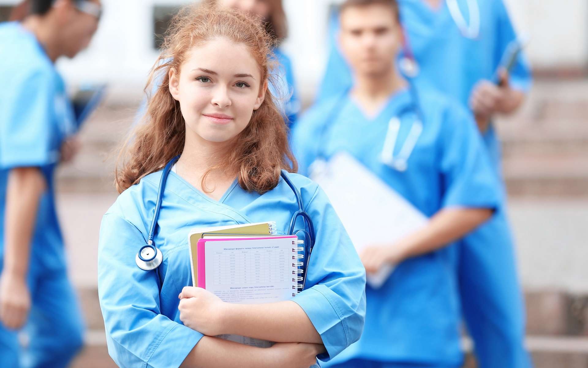 Canicules, vieillissement, déserts médicaux : pourquoi la formation des soignants est le vrai enjeu