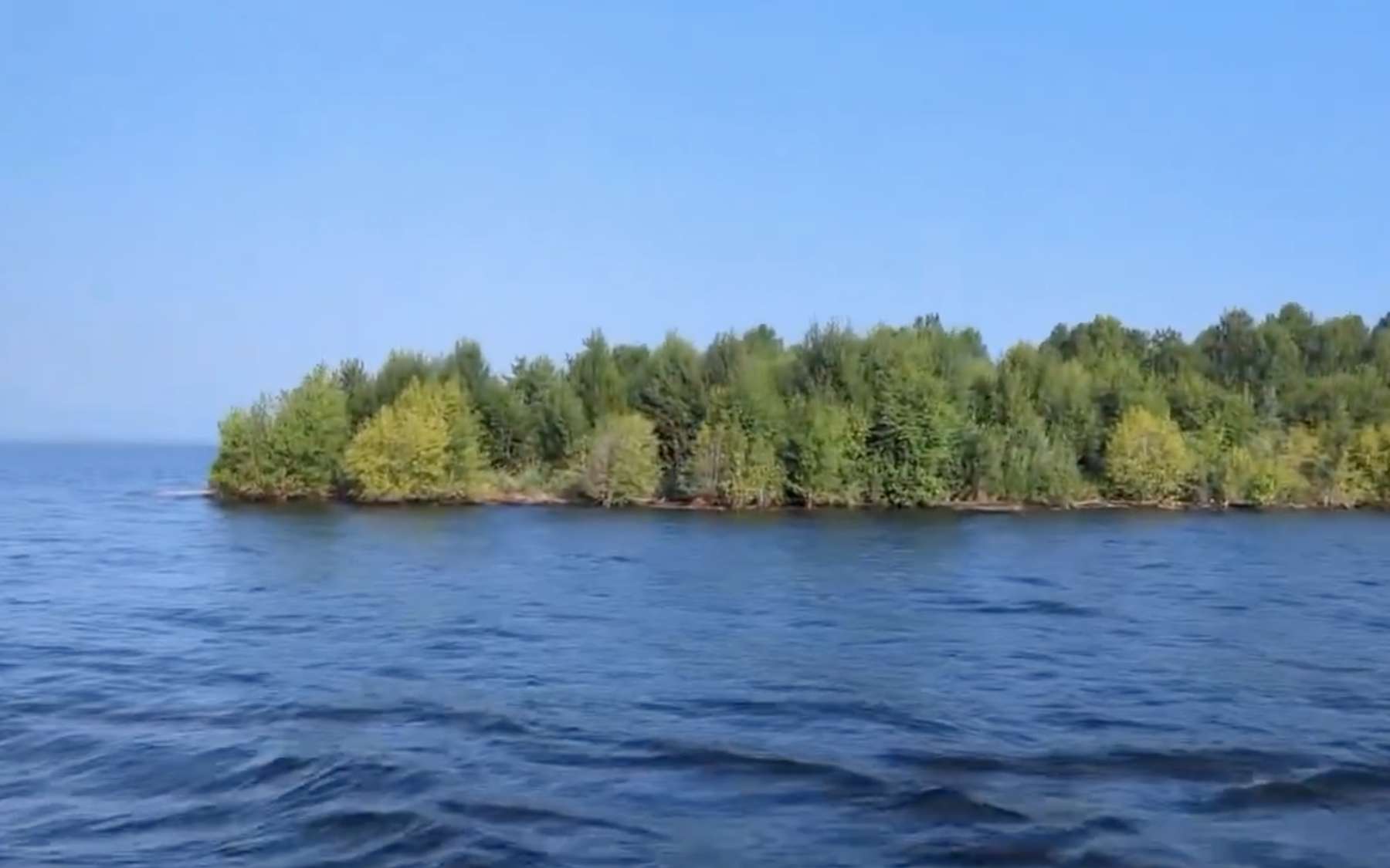 Une île couverte d'arbres apparaît puis disparaît au Canada : que s'est-il passé sur ce lac ?