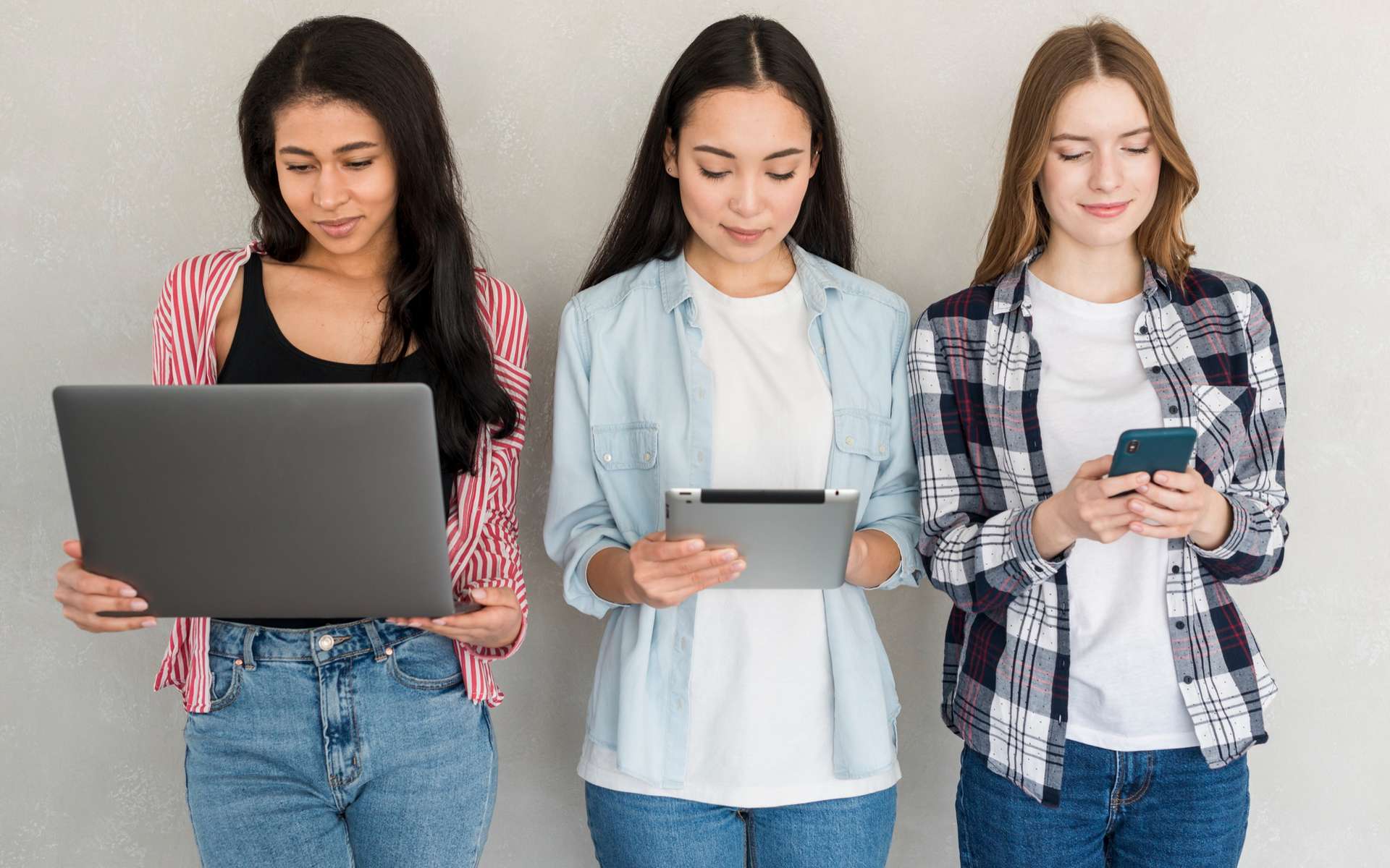 Colocs / famille : Surfshark et l’illimité, pratique quand les appareils se multiplient