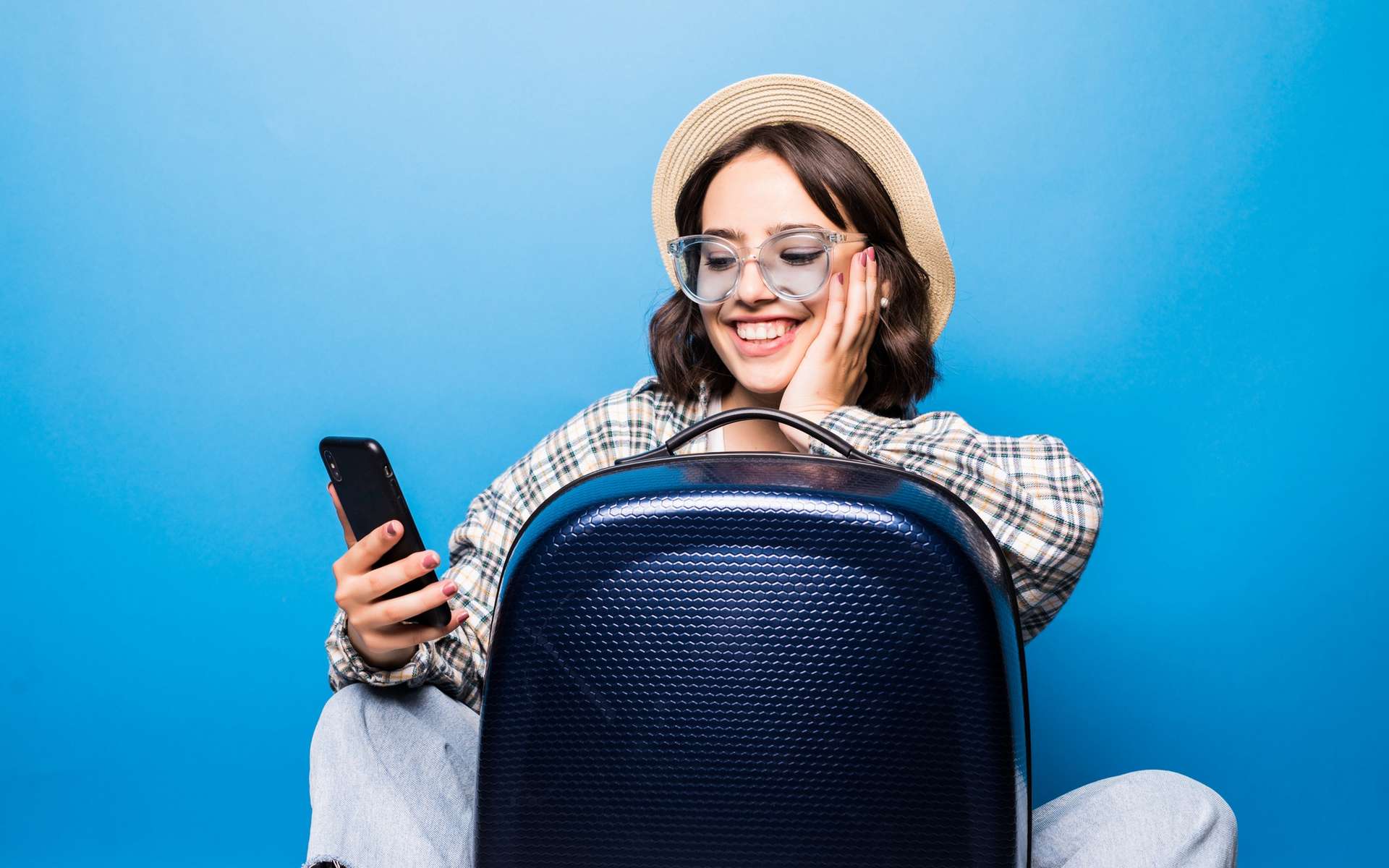 Holafly vs GoMoWorld : illimité ou prix mini, quel est le meilleur choix en voyage ?