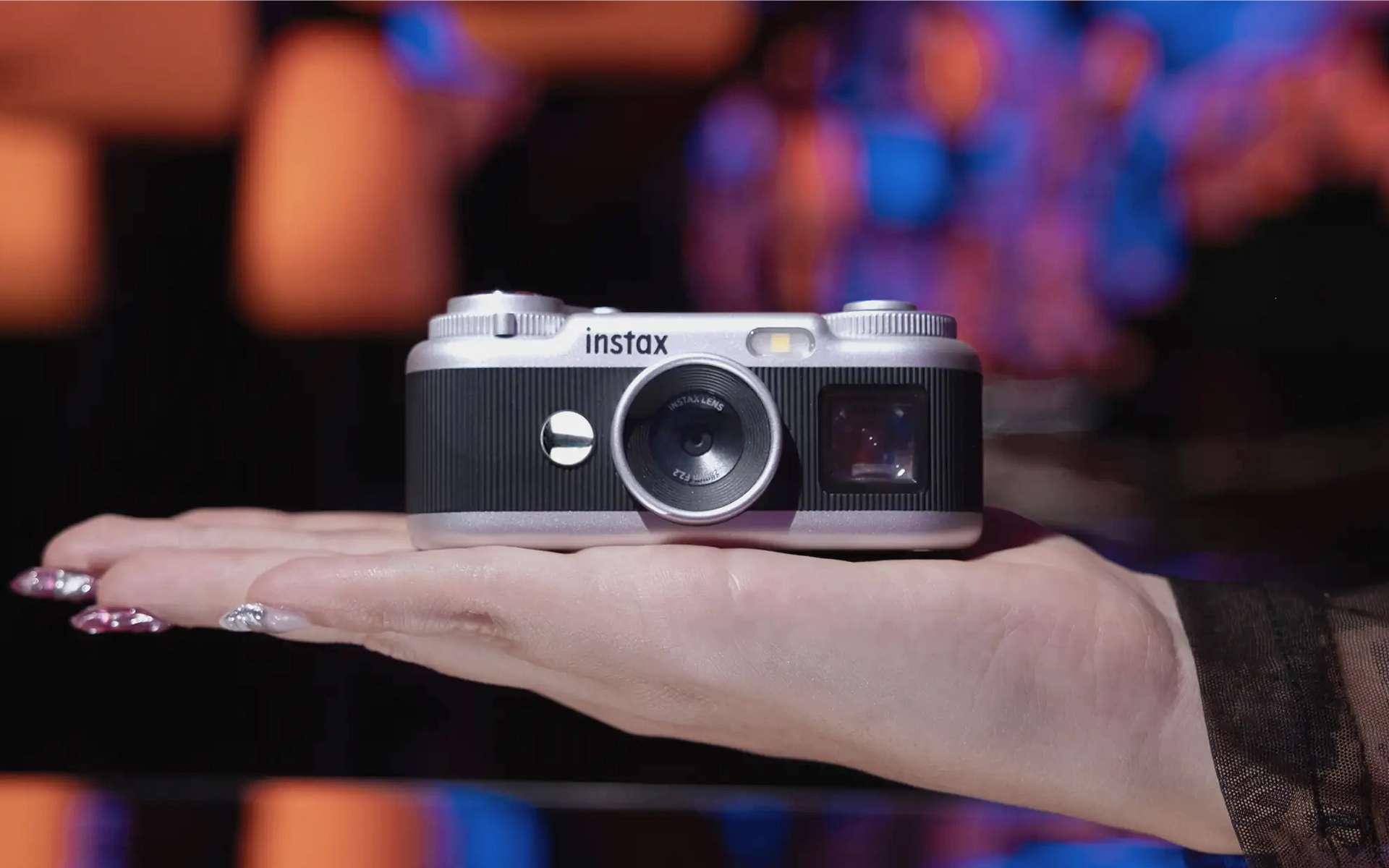 Fujifilm revient avec un drôle d'appareil photo : viseur, molettes et numérique dans un format minuscule