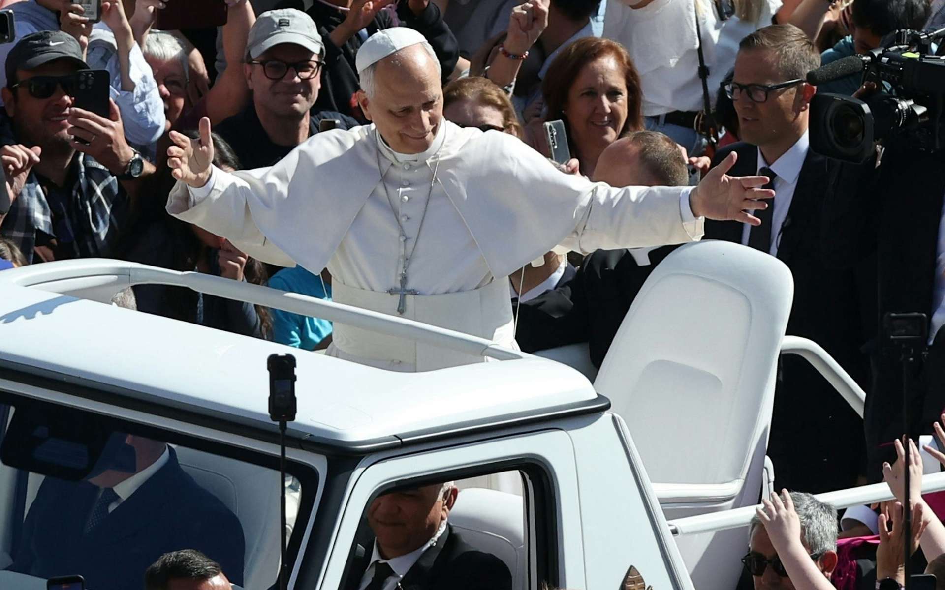 Du « prisonnier du Vatican » à la rock star mondiale : deux siècles qui ont bouleversé l’image du pape