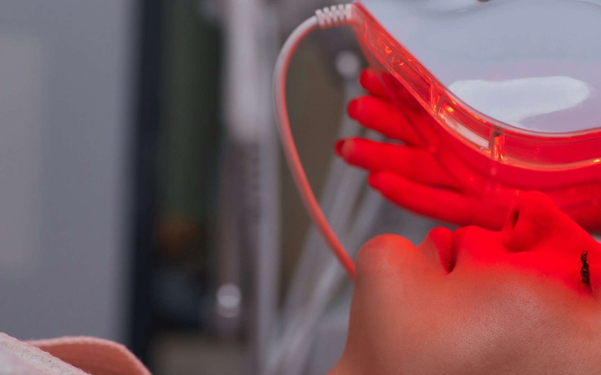 Masques à lumière rouge : la promesse beauté qui affole TikTok résiste-t-elle vraiment à la science ?
